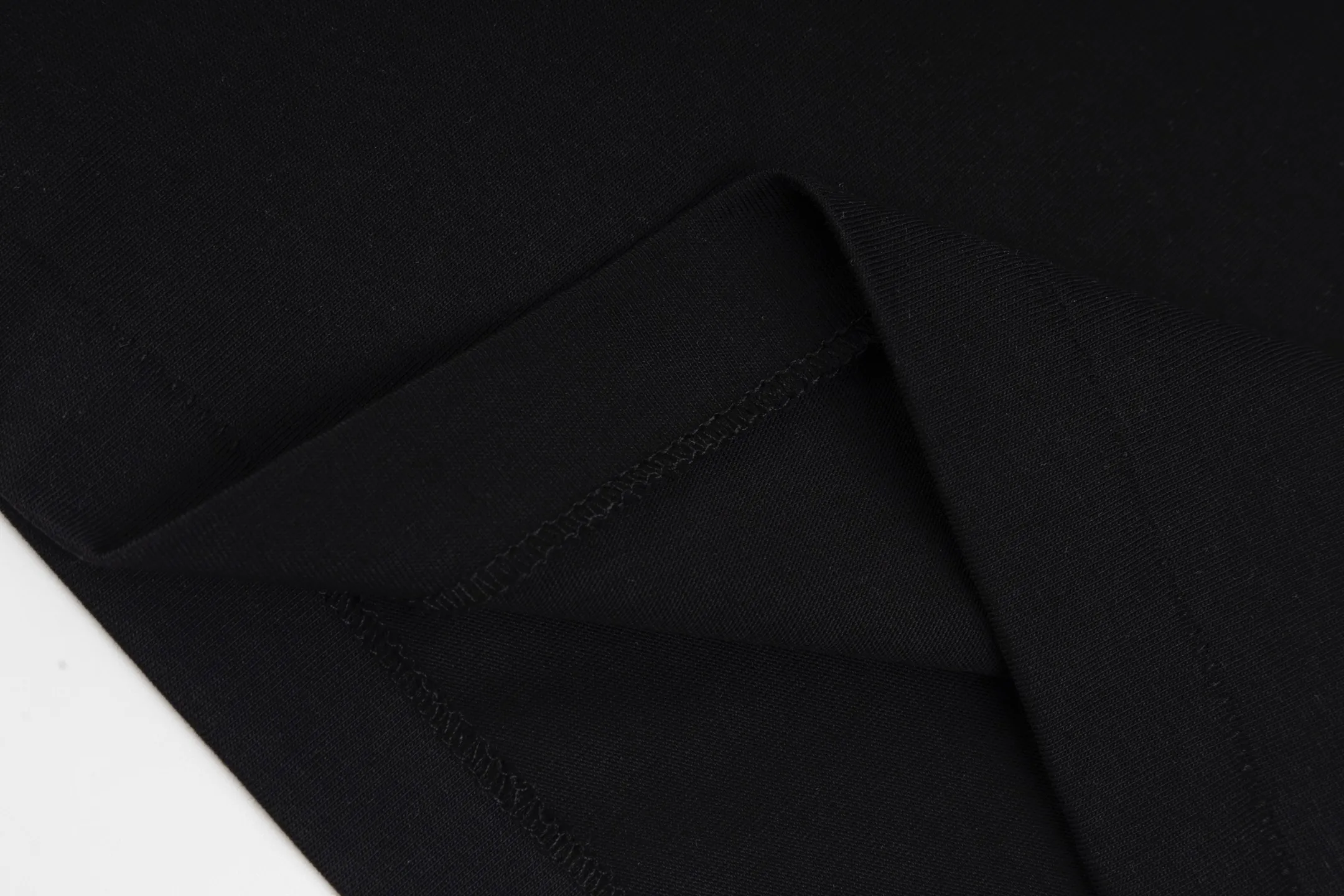🅿️300 [Exclusive supply] CD 25FW simple label long sleeve (black) The fabric is made of 24S 185g special woven compact cotton fabric, and the rib is made of 32S 300g double yarn rib. This T-shirt is new to the 2025 winter men's collection. It is decorated with a CD Paris logo label inspired by the spirit of haute couture to enhance the style and pay tribute to the extraordinary craftsmanship of the workshop. Crafted from black cotton jersey with a ribbed crew neck and cuffs, it can be worn with track pants for a casual look. It is woven with 24-count special compact cotton yarn. The weaving process requires high standards and requires the use of advanced looms and high-quality raw materials. Specially woven compact cotton has many advantages, such as softness and comfort, good breathability, strong wrinkle resistance, good durability, etc.; it has a tighter, softer and more delicate texture and feel. The brand label on the chest is embellished as the brand's signature detail and is woven using double-sided jacquard technology; black threads are embedded in the white base, or micro-letters are formed through the density of the yarn. The edge of the label is processed by laser cutting, and there are no defects such as yarn leakage and yarn leakage. Size:XS/S/M/L