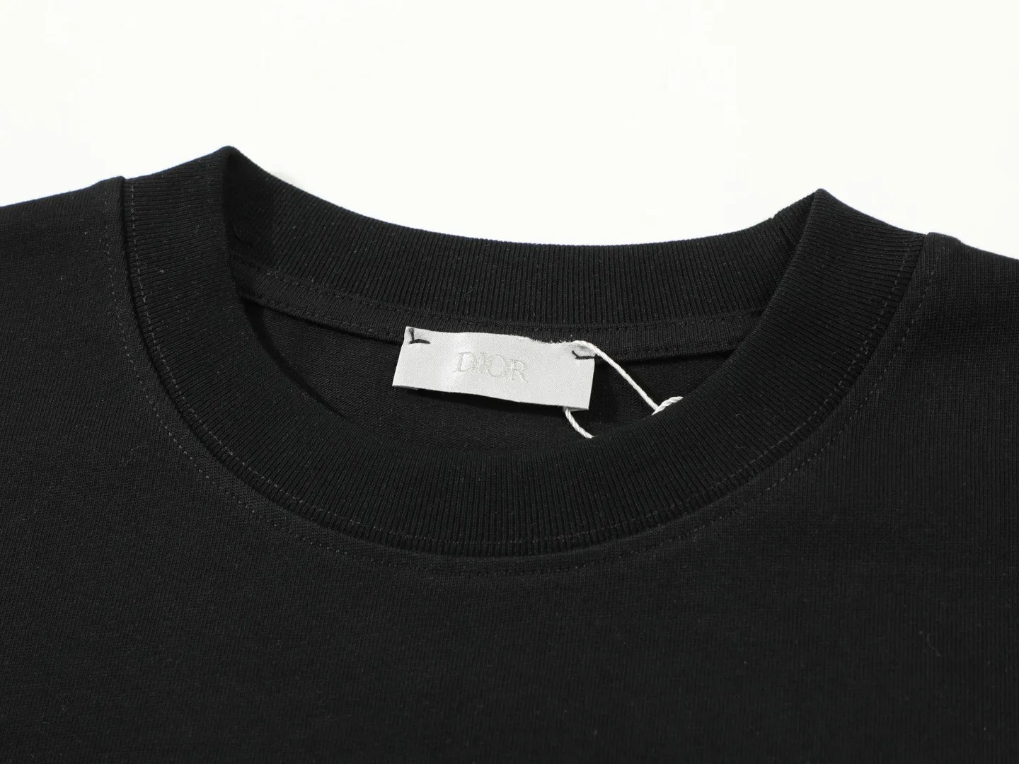 🅿️170 DIOR printed letters‼ ️Short-sleeved T-shirt® *Customized 280g cotton fabric, the fabric is soft, skin-friendly and comfortable *Laminated letter logo on the front *A very simple and elegant one that is unparalleled in terms of upper body comfort, interpreting your luxury and taste, and creating your fashionable charm. ⚠️Washing method: It is recommended to dry clean or wrap the reverse side in a laundry bag and machine wash it quickly in cold water and let it dry naturally! ⚠️ Unisex style 𝐂𝐎𝐋𝐎𝐔𝐑: White Black 𝐒𝐈𝐙𝐄: S-XL
