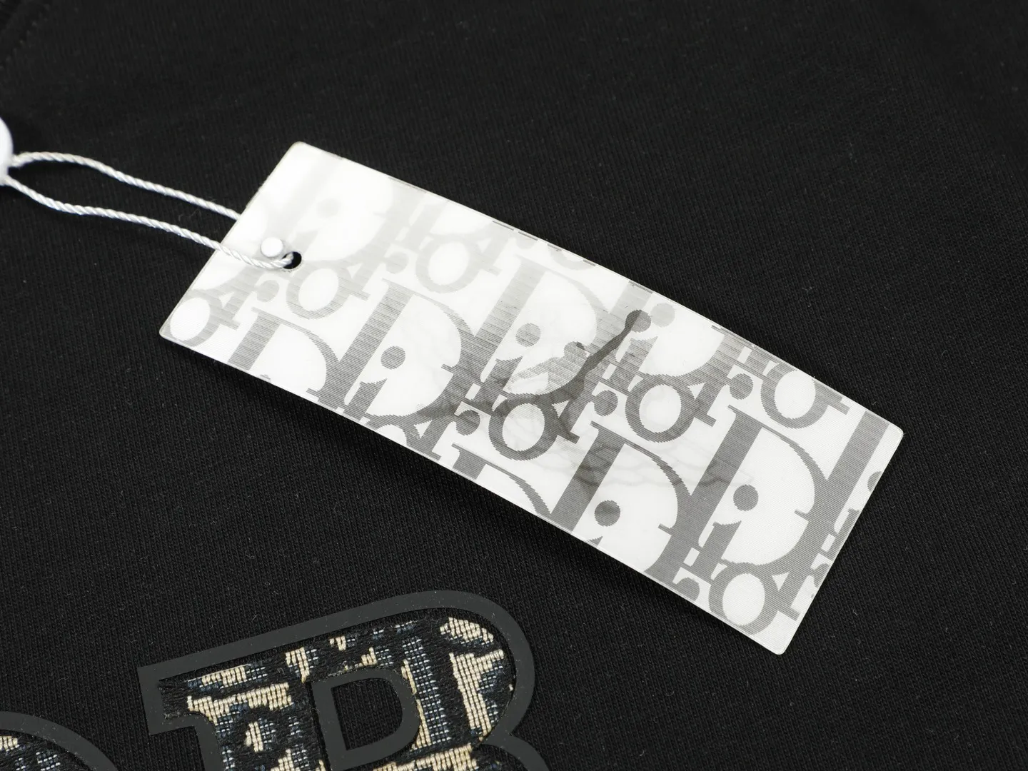 🅿️170 DIOR printed letters‼ ️Short-sleeved T-shirt® *Customized 280g cotton fabric, the fabric is soft, skin-friendly and comfortable *Laminated letter logo on the front *A very simple and elegant one that is unparalleled in terms of upper body comfort, interpreting your luxury and taste, and creating your fashionable charm. ⚠️Washing method: It is recommended to dry clean or wrap the reverse side in a laundry bag and machine wash it quickly in cold water and let it dry naturally! ⚠️ Unisex style 𝐂𝐎𝐋𝐎𝐔𝐑: White Black 𝐒𝐈𝐙𝐄: S-XL