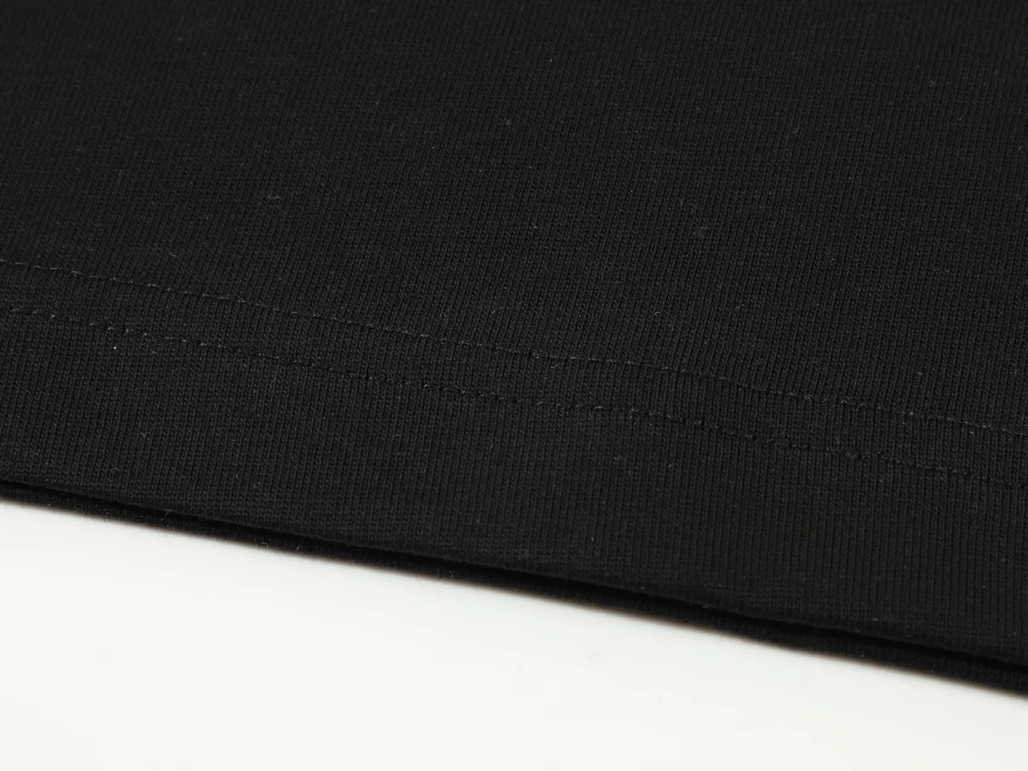 🅿️170 DIOR printed letters‼ ️Short-sleeved T-shirt® *Customized 280g cotton fabric, the fabric is soft, skin-friendly and comfortable *Laminated letter logo on the front *A very simple and elegant one that is unparalleled in terms of upper body comfort, interpreting your luxury and taste, and creating your fashionable charm. ⚠️Washing method: It is recommended to dry clean or wrap the reverse side in a laundry bag and machine wash it quickly in cold water and let it dry naturally! ⚠️ Unisex style 𝐂𝐎𝐋𝐎𝐔𝐑: White Black 𝐒𝐈𝐙𝐄: S-XL