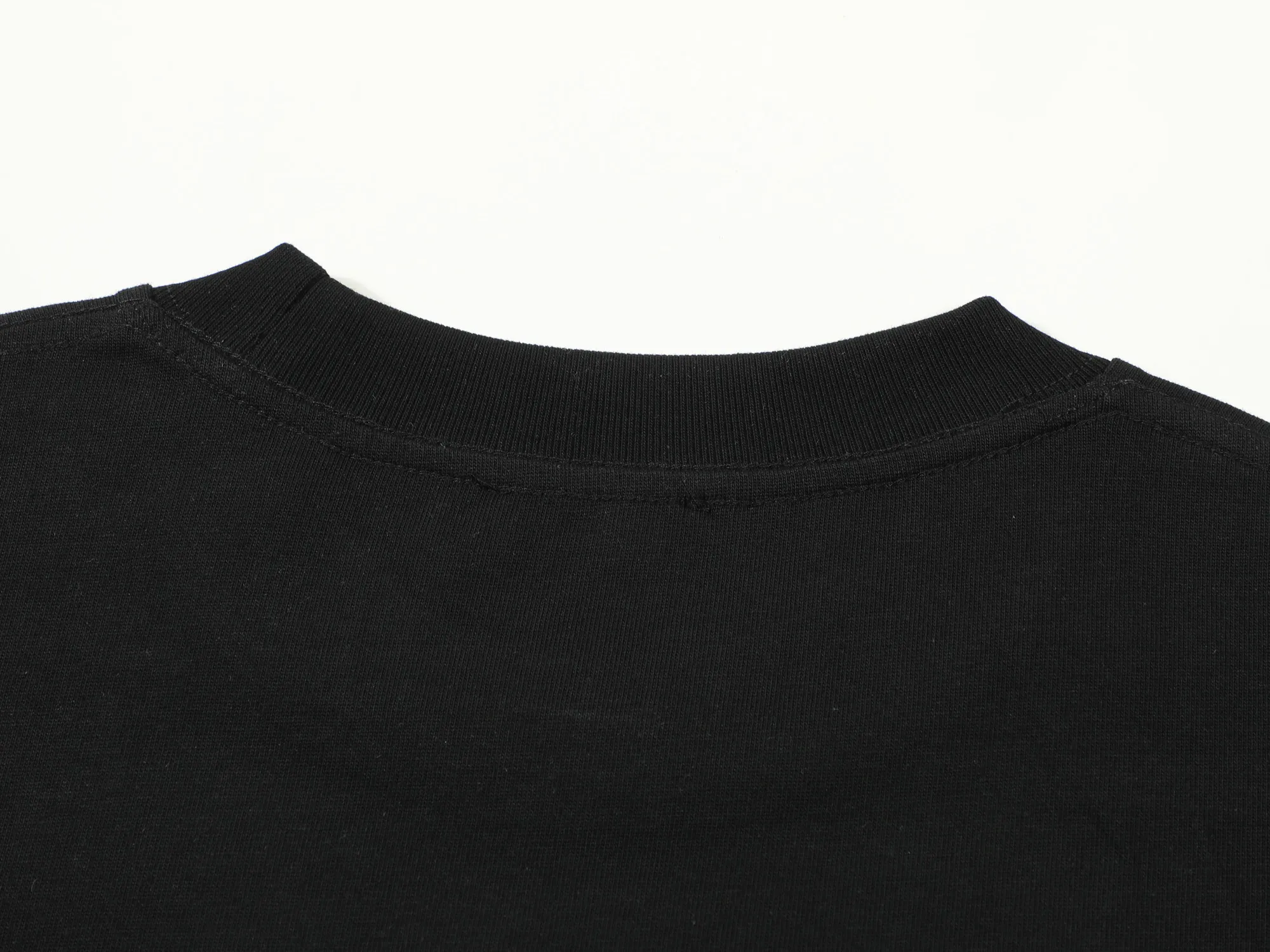 🅿️170 DIOR printed letters‼ ️Short-sleeved T-shirt® *Customized 280g cotton fabric, the fabric is soft, skin-friendly and comfortable *Laminated letter logo on the front *A very simple and elegant one that is unparalleled in terms of upper body comfort, interpreting your luxury and taste, and creating your fashionable charm. ⚠️Washing method: It is recommended to dry clean or wrap the reverse side in a laundry bag and machine wash it quickly in cold water and let it dry naturally! ⚠️ Unisex style 𝐂𝐎𝐋𝐎𝐔𝐑: White Black 𝐒𝐈𝐙𝐄: S-XL