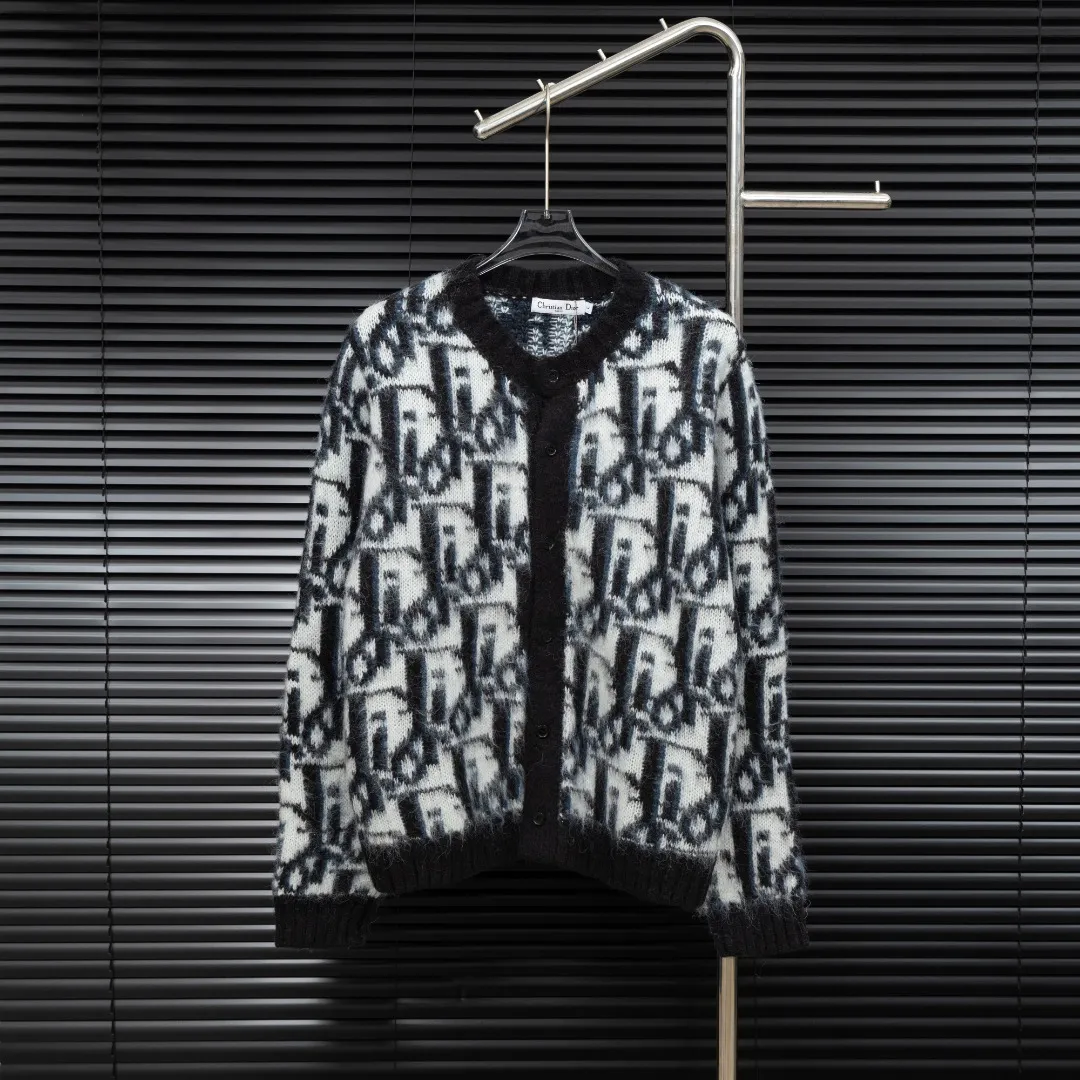🅿️380 Style: DIOR Dior all-over printed cardigan seahorse knitted long-sleeved sweater Size: S-XXL Fabric: Wool blend Accessories: Full set of customized original accessories No gender distinction, same style for men and women