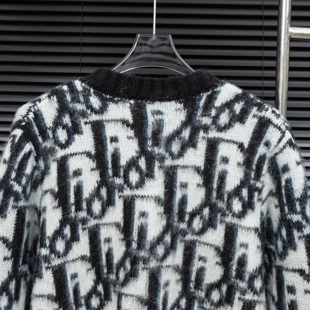 🅿️380 Style: DIOR Dior all-over printed cardigan seahorse knitted long-sleeved sweater Size: S-XXL Fabric: Wool blend Accessories: Full set of customized original accessories No gender distinction, same style for men and women
