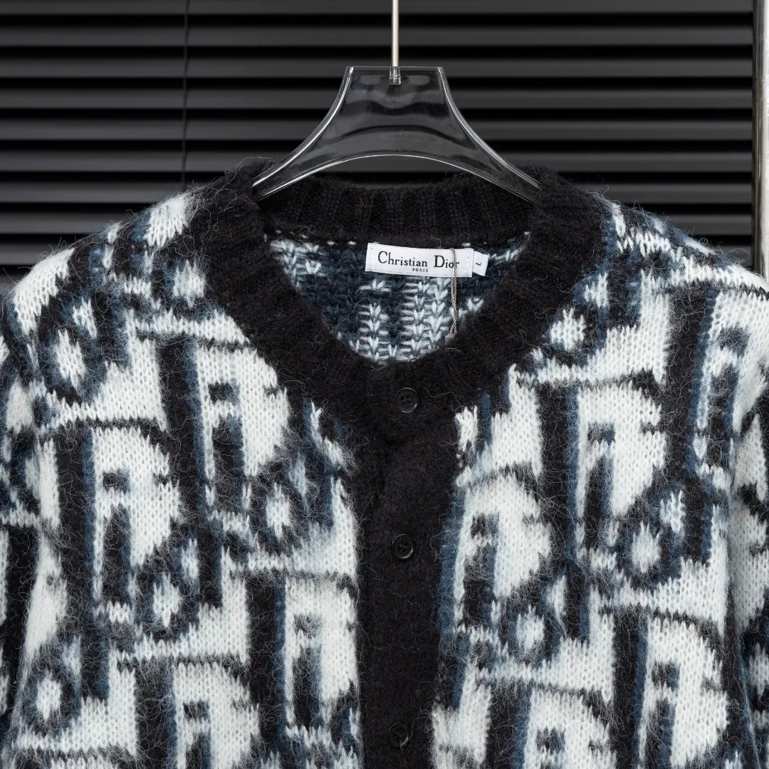 🅿️380 Style: DIOR Dior all-over printed cardigan seahorse knitted long-sleeved sweater Size: S-XXL Fabric: Wool blend Accessories: Full set of customized original accessories No gender distinction, same style for men and women