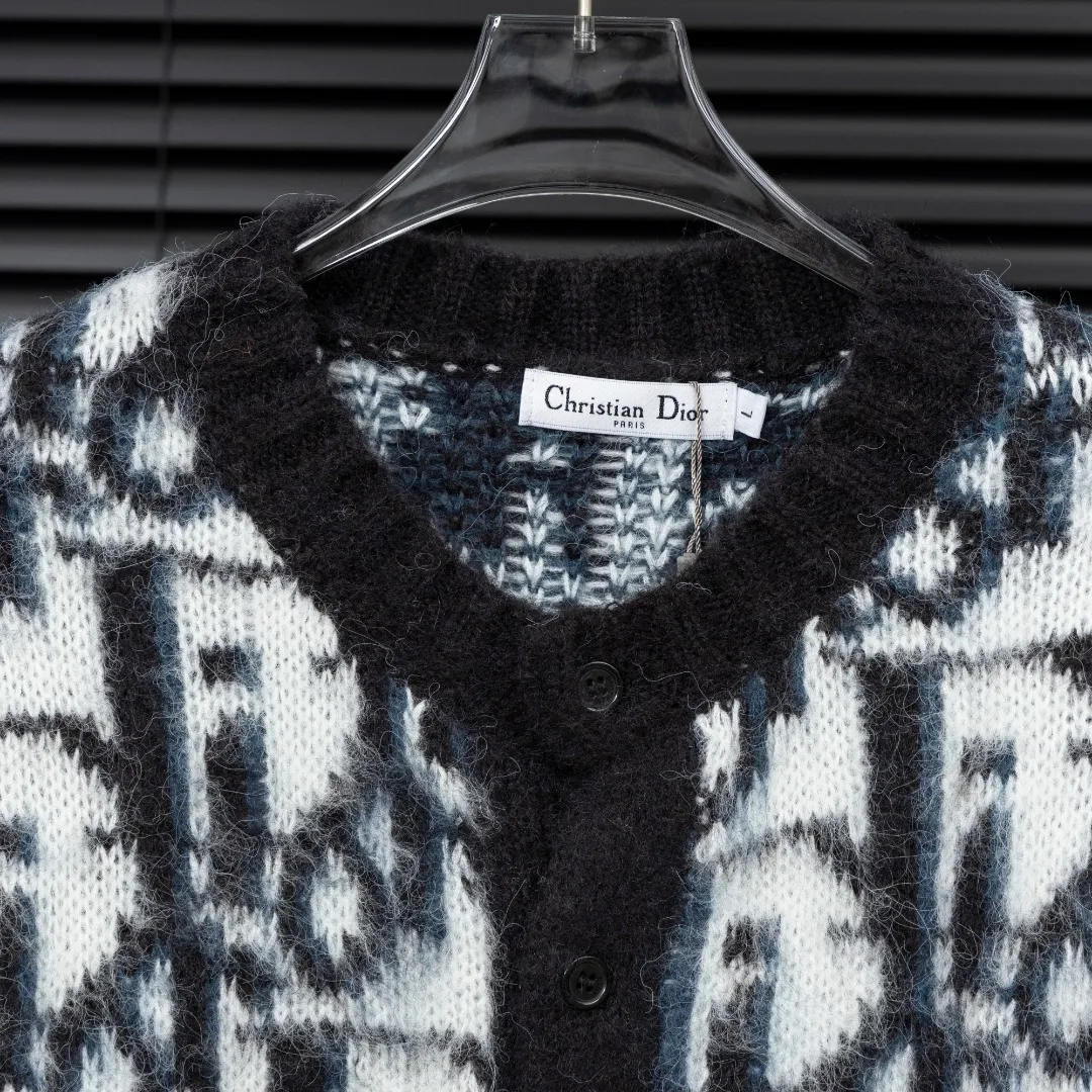 🅿️380 Style: DIOR Dior all-over printed cardigan seahorse knitted long-sleeved sweater Size: S-XXL Fabric: Wool blend Accessories: Full set of customized original accessories No gender distinction, same style for men and women