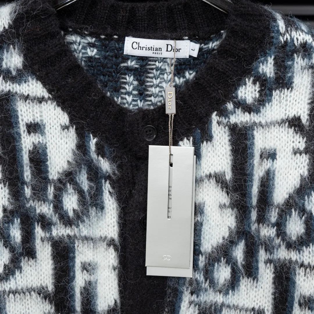 🅿️380 Style: DIOR Dior all-over printed cardigan seahorse knitted long-sleeved sweater Size: S-XXL Fabric: Wool blend Accessories: Full set of customized original accessories No gender distinction, same style for men and women
