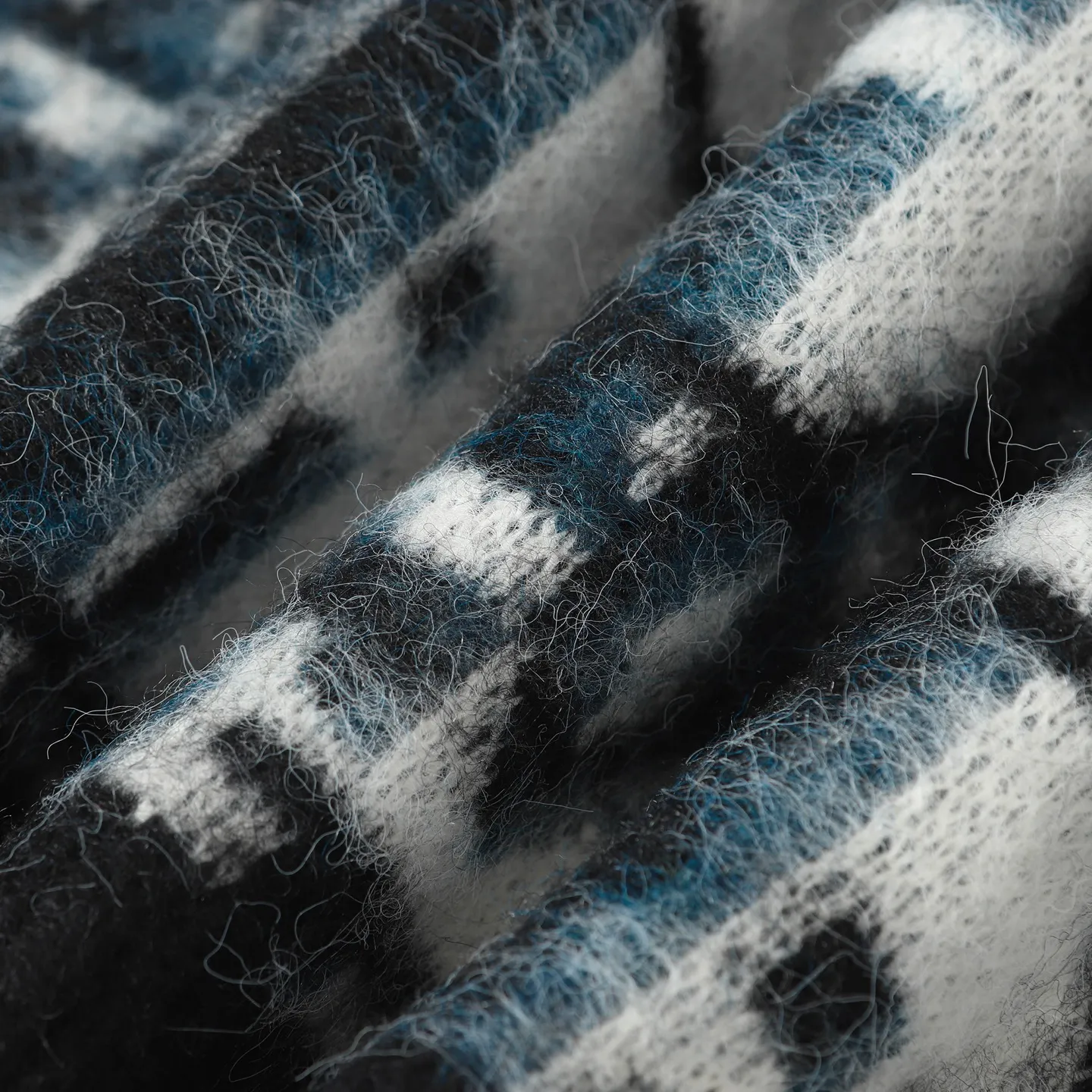 🅿️530 CD/Dior presbyopic mohair cardigan size S M L Purchase ZP for the first time, custom-woven with 70% high proportion of pure mohair, The cardigan is made from responsibly sourced, rich and finely milled mohair, which is woven from imported Stoll. The whole body is perfectly aligned with every stitch, and the full-width twill presbyopia pattern is accentuated with colorful fluorescent tones. The mohair is washed and naturally milled, and the pieces need to be knitted after they are woven. It is necessary to manually remove the dotted threads that hang the hair, draw out the knots and then sew them. After sewing, wash and iron them first, then remove the clamps to capture the hair, wash it again after grasping it, and finally capture the hair again to achieve the same wool feel and effect as ZP. The process is very complicated. Finished with front patch pockets and molded branded horn buttons.