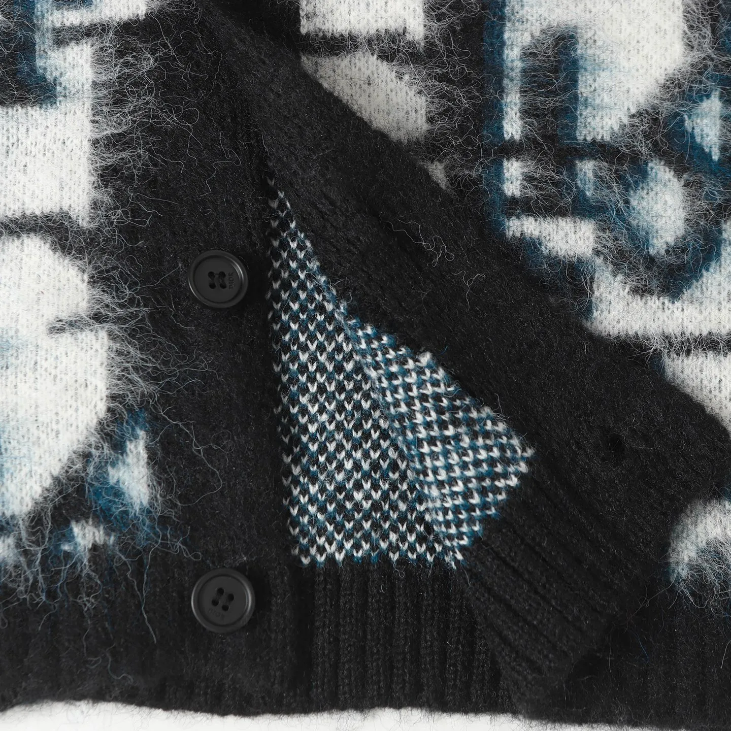 🅿️530 CD/Dior presbyopic mohair cardigan size S M L Purchase ZP for the first time, custom-woven with 70% high proportion of pure mohair, The cardigan is made from responsibly sourced, rich and finely milled mohair, which is woven from imported Stoll. The whole body is perfectly aligned with every stitch, and the full-width twill presbyopia pattern is accentuated with colorful fluorescent tones. The mohair is washed and naturally milled, and the pieces need to be knitted after they are woven. It is necessary to manually remove the dotted threads that hang the hair, draw out the knots and then sew them. After sewing, wash and iron them first, then remove the clamps to capture the hair, wash it again after grasping it, and finally capture the hair again to achieve the same wool feel and effect as ZP. The process is very complicated. Finished with front patch pockets and molded branded horn buttons.