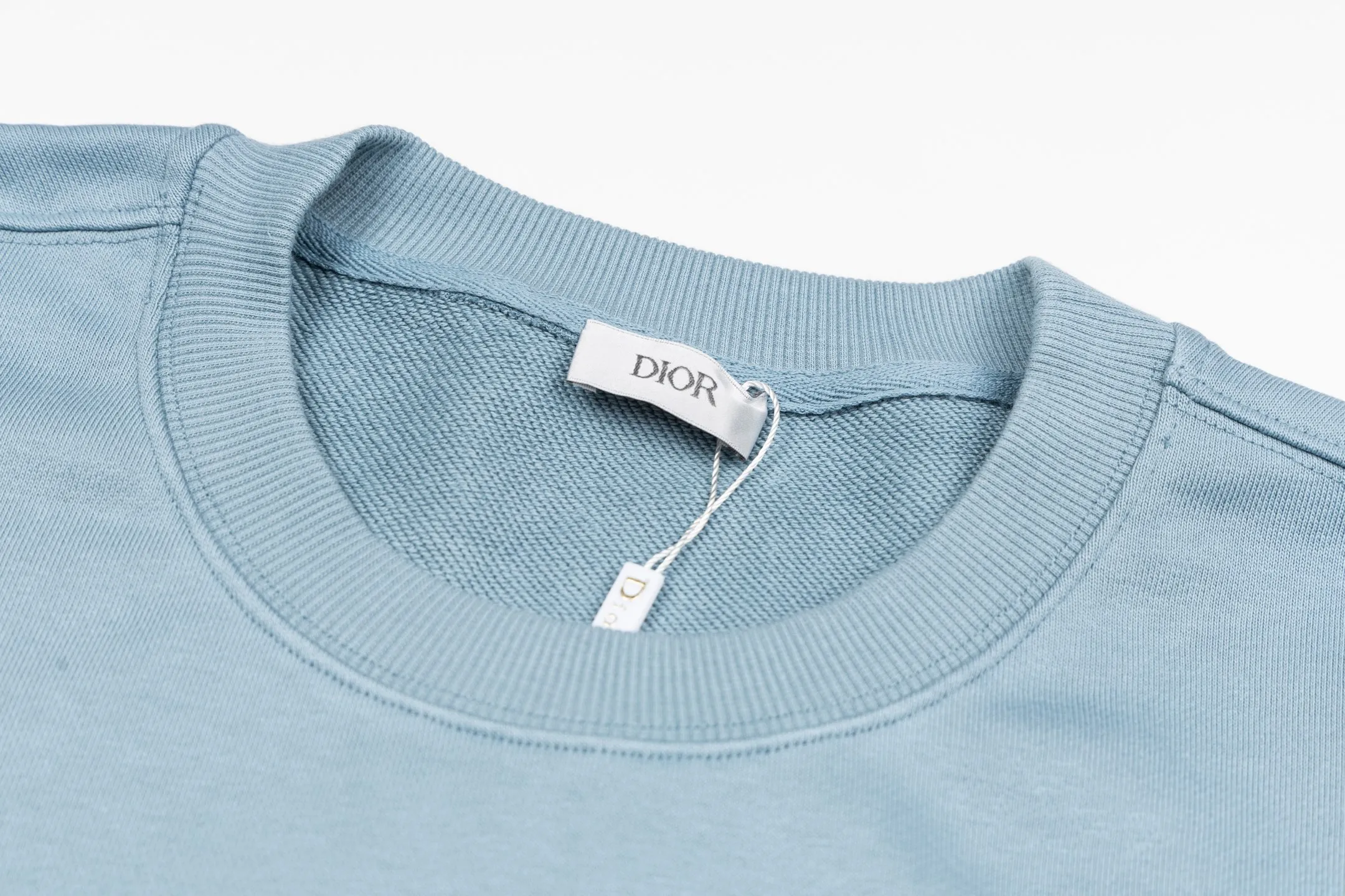 🅿️340 CD logo embroidered crew neck sweatshirt (blue) The fabric is made of high-quality blue cotton fleece fabric, which is soft and comfortable to the touch, bringing a warm wearing experience. The fabric is made of 100% cotton, which has good breathability and skin-friendliness. The sweatshirt adopts a regular fit design and is discreetly decorated with the same-tone CD Icon embroidery logo on the chest, showing exquisite craftsmanship in every detail. The collar, cuffs and hem are all designed with ribbed edges, which not only enhances the crispness of the overall silhouette, but also keeps the clothing durable and without deformation. Exquisite sewing technology ensures that every seam is smooth and firm, reflecting the brand's strict requirements for quality. This sweatshirt not only retains the comfort of sports and leisure, but also shows the texture of high fashion through exquisite detail processing, making it suitable for daily wear in various occasions. Size:S-M-L-XL