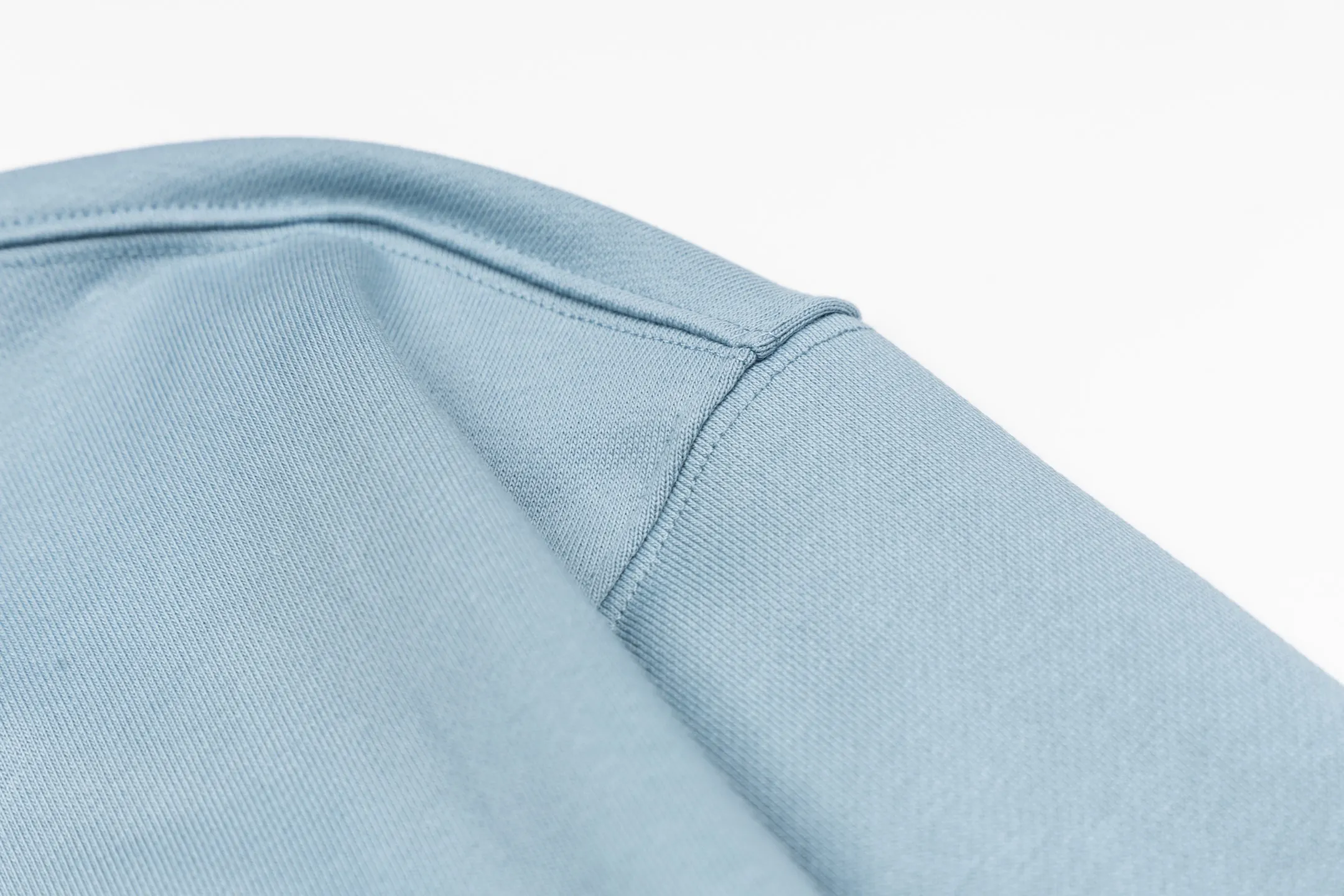 🅿️340 CD logo embroidered crew neck sweatshirt (blue) The fabric is made of high-quality blue cotton fleece fabric, which is soft and comfortable to the touch, bringing a warm wearing experience. The fabric is made of 100% cotton, which has good breathability and skin-friendliness. The sweatshirt adopts a regular fit design and is discreetly decorated with the same-tone CD Icon embroidery logo on the chest, showing exquisite craftsmanship in every detail. The collar, cuffs and hem are all designed with ribbed edges, which not only enhances the crispness of the overall silhouette, but also keeps the clothing durable and without deformation. Exquisite sewing technology ensures that every seam is smooth and firm, reflecting the brand's strict requirements for quality. This sweatshirt not only retains the comfort of sports and leisure, but also shows the texture of high fashion through exquisite detail processing, making it suitable for daily wear in various occasions. Size:S-M-L-XL