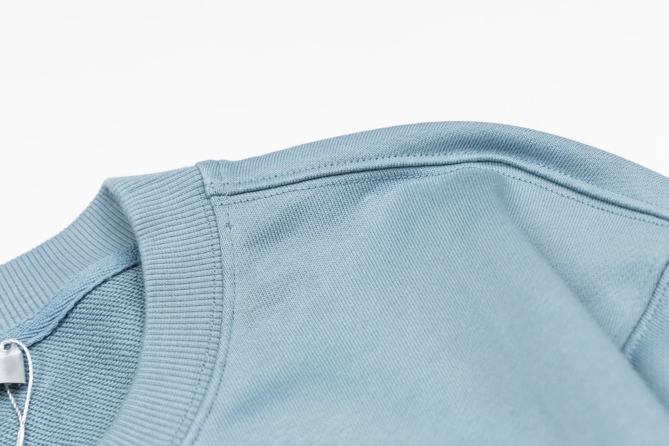 🅿️340 CD logo embroidered crew neck sweatshirt (blue) The fabric is made of high-quality blue cotton fleece fabric, which is soft and comfortable to the touch, bringing a warm wearing experience. The fabric is made of 100% cotton, which has good breathability and skin-friendliness. The sweatshirt adopts a regular fit design and is discreetly decorated with the same-tone CD Icon embroidery logo on the chest, showing exquisite craftsmanship in every detail. The collar, cuffs and hem are all designed with ribbed edges, which not only enhances the crispness of the overall silhouette, but also keeps the clothing durable and without deformation. Exquisite sewing technology ensures that every seam is smooth and firm, reflecting the brand's strict requirements for quality. This sweatshirt not only retains the comfort of sports and leisure, but also shows the texture of high fashion through exquisite detail processing, making it suitable for daily wear in various occasions. Size:S-M-L-XL