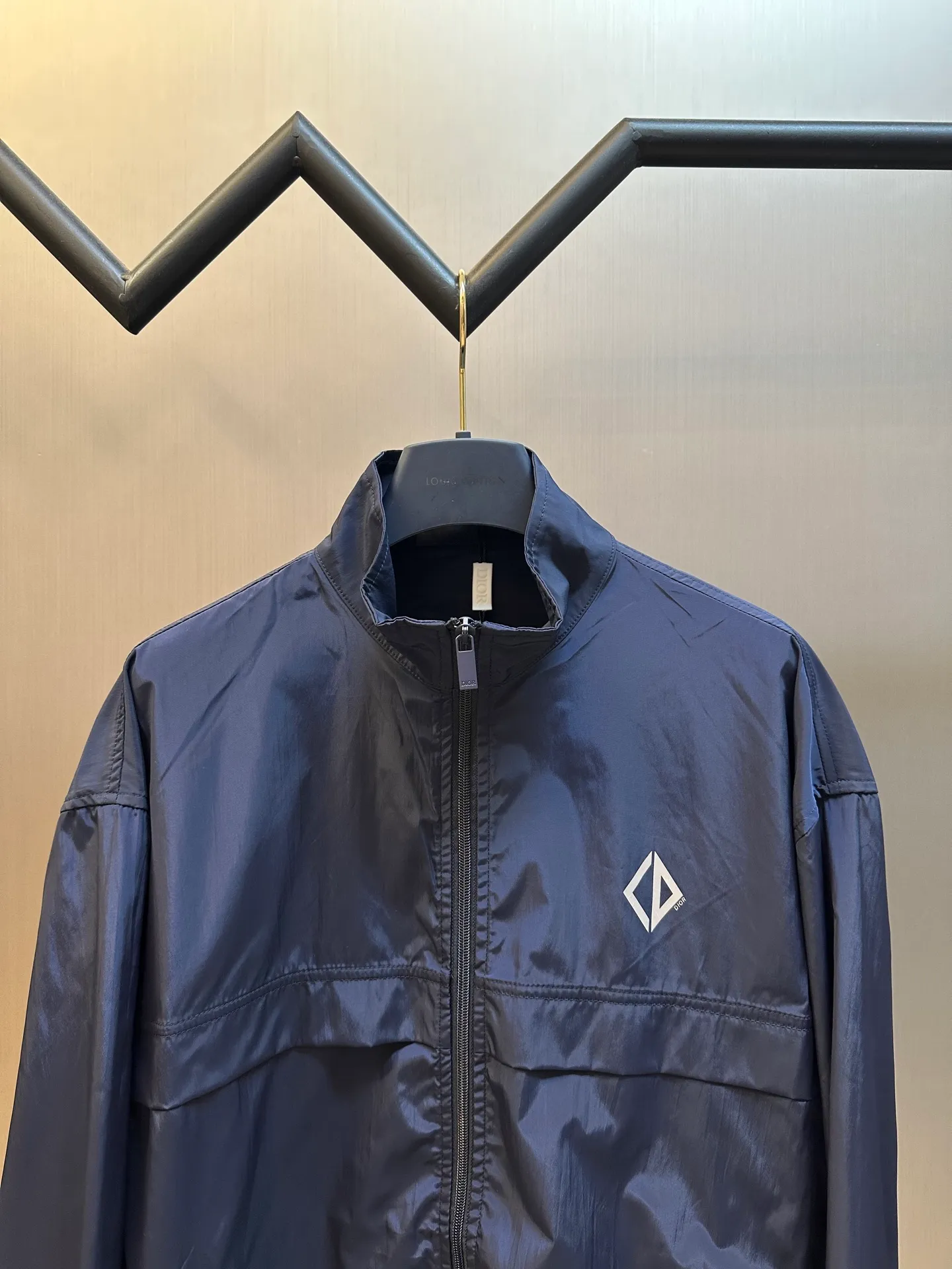 🅿️520 Dior Diamond Logo Zip Jacket Made of custom-made smart functional technical silk fabric, the Dior Diamond logo on the front is presented in a simple and exquisite form, complementing the eye-catching trimmed Dior logo on the back. The stand-up collar design cleverly modifies the neck line, giving it a dynamic elegance.  Infrared positioning heat transfer process, infrared positioning CD Diamond position is more accurate, using thermal transfer material for processing, strong, durable and beautiful.  The template machine opens the bag, and the preset template guides the position, shape and size of the bag. The accuracy ensures the quality of the bag opening effect.  size:50.52.54.56