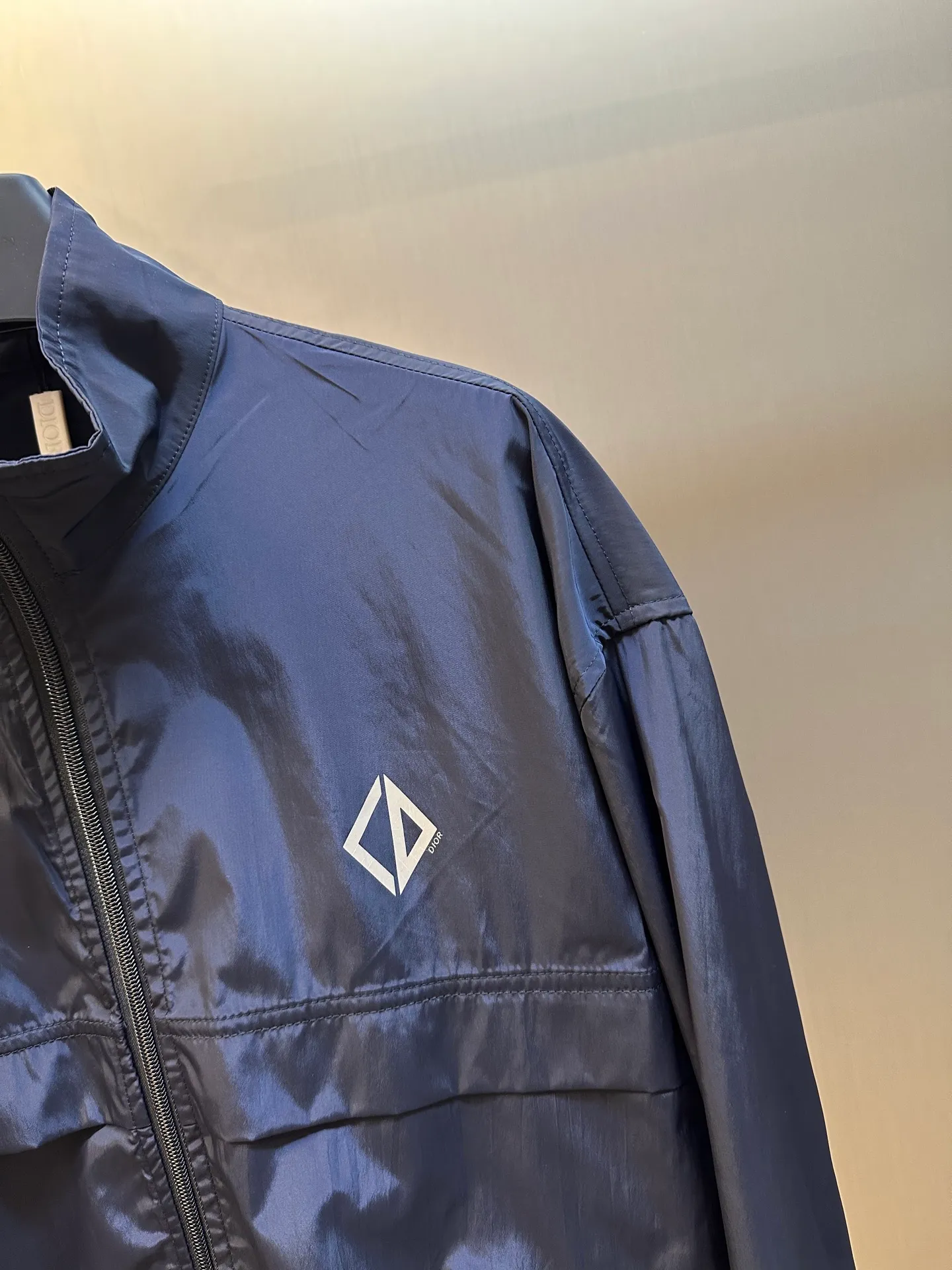 🅿️520 Dior Diamond Logo Zip Jacket Made of custom-made smart functional technical silk fabric, the Dior Diamond logo on the front is presented in a simple and exquisite form, complementing the eye-catching trimmed Dior logo on the back. The stand-up collar design cleverly modifies the neck line, giving it a dynamic elegance.  Infrared positioning heat transfer process, infrared positioning CD Diamond position is more accurate, using thermal transfer material for processing, strong, durable and beautiful.  The template machine opens the bag, and the preset template guides the position, shape and size of the bag. The accuracy ensures the quality of the bag opening effect.  size:50.52.54.56