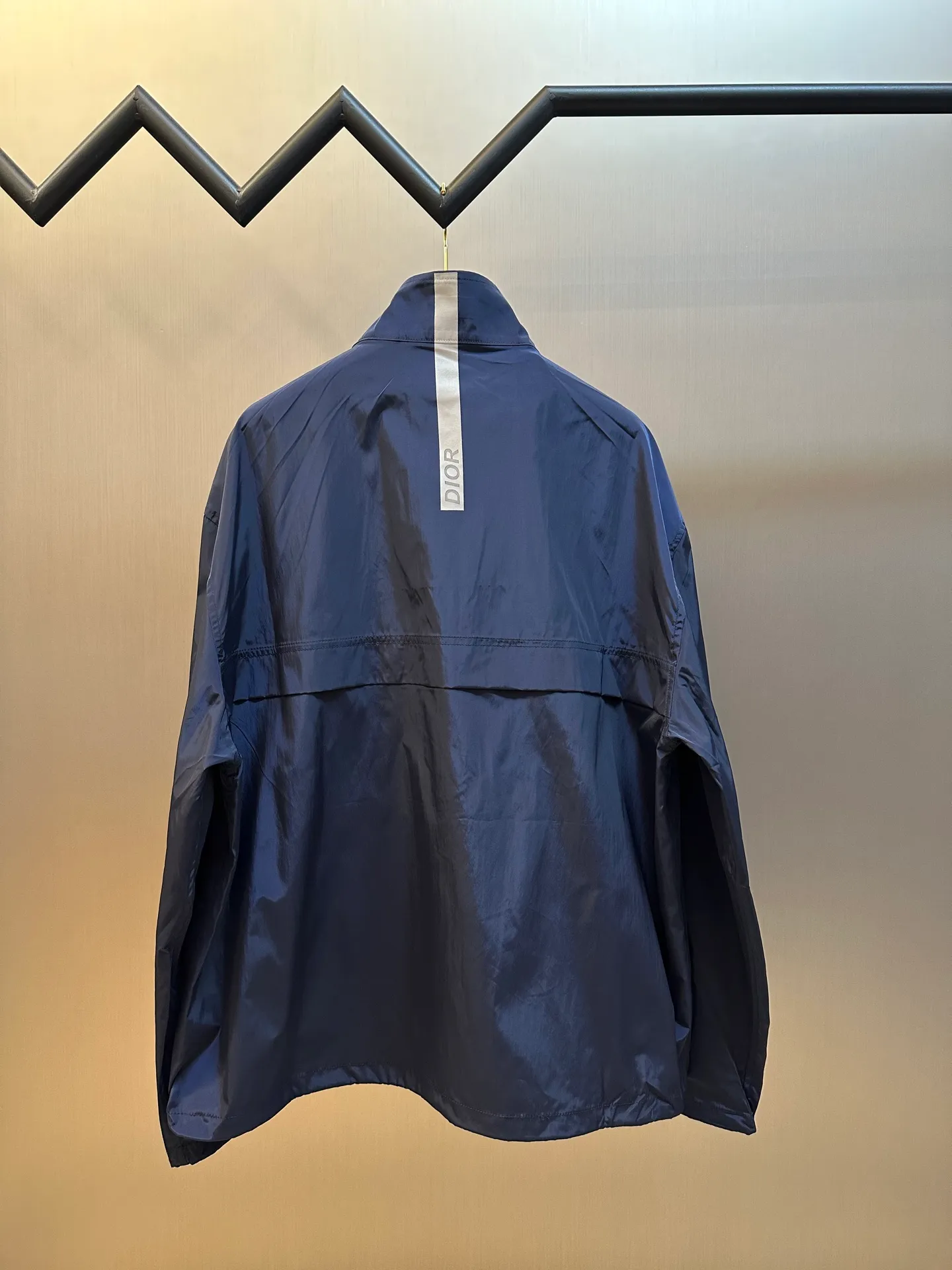 🅿️520 Dior Diamond Logo Zip Jacket Made of custom-made smart functional technical silk fabric, the Dior Diamond logo on the front is presented in a simple and exquisite form, complementing the eye-catching trimmed Dior logo on the back. The stand-up collar design cleverly modifies the neck line, giving it a dynamic elegance.  Infrared positioning heat transfer process, infrared positioning CD Diamond position is more accurate, using thermal transfer material for processing, strong, durable and beautiful.  The template machine opens the bag, and the preset template guides the position, shape and size of the bag. The accuracy ensures the quality of the bag opening effect.  size:50.52.54.56