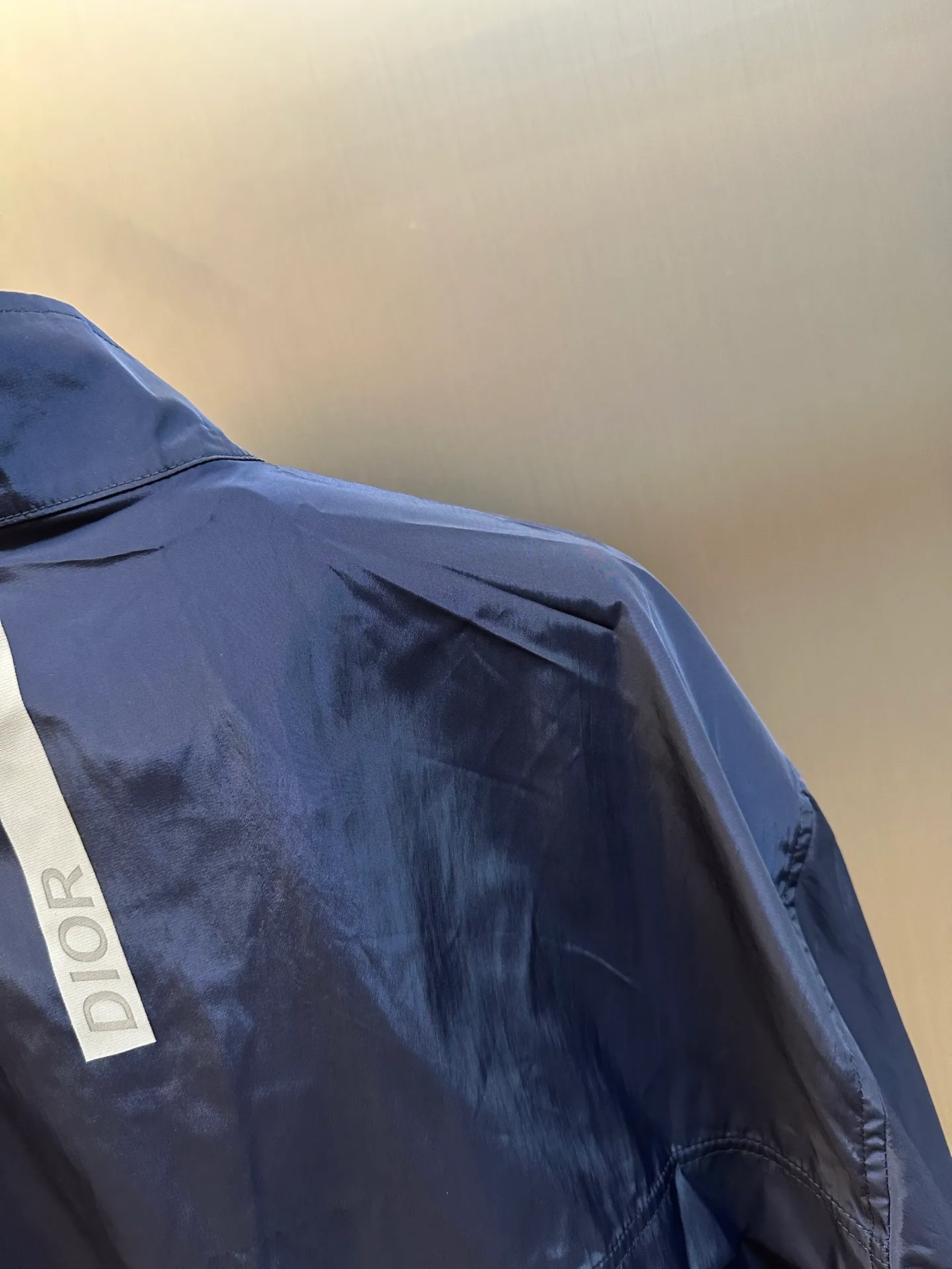🅿️520 Dior Diamond Logo Zip Jacket Made of custom-made smart functional technical silk fabric, the Dior Diamond logo on the front is presented in a simple and exquisite form, complementing the eye-catching trimmed Dior logo on the back. The stand-up collar design cleverly modifies the neck line, giving it a dynamic elegance.  Infrared positioning heat transfer process, infrared positioning CD Diamond position is more accurate, using thermal transfer material for processing, strong, durable and beautiful.  The template machine opens the bag, and the preset template guides the position, shape and size of the bag. The accuracy ensures the quality of the bag opening effect.  size:50.52.54.56