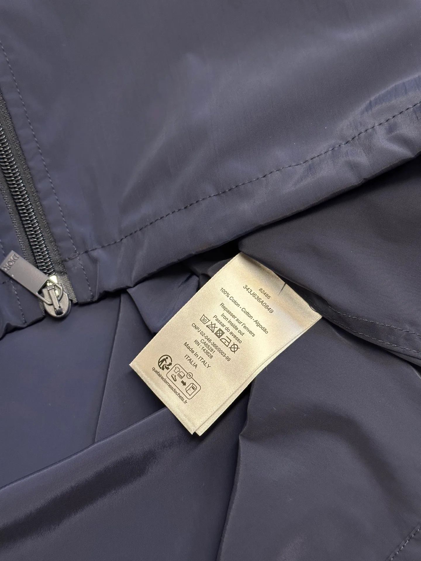 🅿️520 Dior Diamond Logo Zip Jacket Made of custom-made smart functional technical silk fabric, the Dior Diamond logo on the front is presented in a simple and exquisite form, complementing the eye-catching trimmed Dior logo on the back. The stand-up collar design cleverly modifies the neck line, giving it a dynamic elegance.  Infrared positioning heat transfer process, infrared positioning CD Diamond position is more accurate, using thermal transfer material for processing, strong, durable and beautiful.  The template machine opens the bag, and the preset template guides the position, shape and size of the bag. The accuracy ensures the quality of the bag opening effect.  size:50.52.54.56