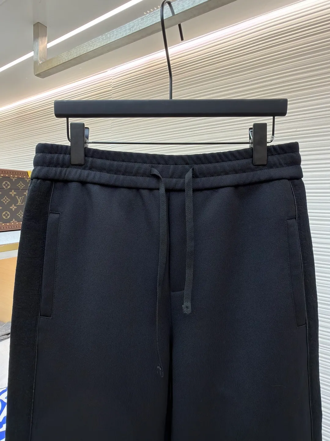 Dior jersey Oblique printed straight trousers ●Original version: Purchased and developed for 19500 ●Item number: 1682289-A90 ●Material: knitted fabric ●Technology: Printed production ●Color: black ●Version: Fitted version ●Weight: about 845 grams ●Size: S-M-L-XL ●Description: Made of navy blue cotton blend jersey fabric, sleeves decorated with Oblique Printed panels and side welt pockets make it unique. Wear with trousers from the collection. Sleeves decorated with Oblique print panels. Stand collar. Two-way zip fastening with Dior signature zip pull. Ribbed cuffs and hem. Body: 38% cotton, 32% polyester, 30% nylon. Lining: 51% cotton, 49% viscose. The overall wiring is straight and delicate, the fabric is comfortable and soft, and the color is consistent without color difference. It can be matched with the same style to create a fashionable look and control various occasions. Customized accessories, complete with three standards, same style for men and women!