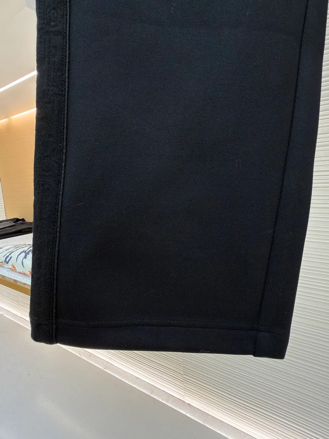 Dior jersey Oblique printed straight trousers ●Original version: Purchased and developed for 19500 ●Item number: 1682289-A90 ●Material: knitted fabric ●Technology: Printed production ●Color: black ●Version: Fitted version ●Weight: about 845 grams ●Size: S-M-L-XL ●Description: Made of navy blue cotton blend jersey fabric, sleeves decorated with Oblique Printed panels and side welt pockets make it unique. Wear with trousers from the collection. Sleeves decorated with Oblique print panels. Stand collar. Two-way zip fastening with Dior signature zip pull. Ribbed cuffs and hem. Body: 38% cotton, 32% polyester, 30% nylon. Lining: 51% cotton, 49% viscose. The overall wiring is straight and delicate, the fabric is comfortable and soft, and the color is consistent without color difference. It can be matched with the same style to create a fashionable look and control various occasions. Customized accessories, complete with three standards, same style for men and women!