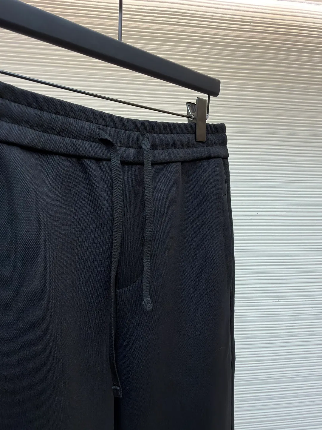 Dior jersey Oblique printed straight trousers ●Original version: Purchased and developed for 19500 ●Item number: 1682289-A90 ●Material: knitted fabric ●Technology: Printed production ●Color: black ●Version: Fitted version ●Weight: about 845 grams ●Size: S-M-L-XL ●Description: Made of navy blue cotton blend jersey fabric, sleeves decorated with Oblique Printed panels and side welt pockets make it unique. Wear with trousers from the collection. Sleeves decorated with Oblique print panels. Stand collar. Two-way zip fastening with Dior signature zip pull. Ribbed cuffs and hem. Body: 38% cotton, 32% polyester, 30% nylon. Lining: 51% cotton, 49% viscose. The overall wiring is straight and delicate, the fabric is comfortable and soft, and the color is consistent without color difference. It can be matched with the same style to create a fashionable look and control various occasions. Customized accessories, complete with three standards, same style for men and women!