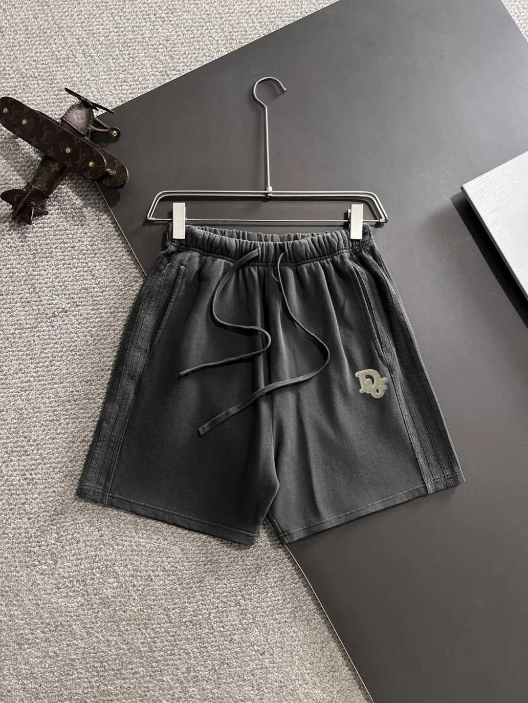 🅿️500 next day shipping DIOR/Dior high quality 2025 spring and summer new elastic band casual heavy industry washed suit, batik tripe sweat-absorbent and breathable, counter-customized fabric with high breathability and comfort, impeccable details, brand element design concept, reflecting high quality. It feels delicate and soft! It presents a casual cut and the upper body shape is great! Trading company channels are rare and available on the official website simultaneously! From a high-end men's positioning brand, high-end, low-key luxury taste, people can't refuse! Exquisite workmanship and impeccable quality! The overall style is simple, fashionable and timeless, fully meeting the requirements of stylish and tasteful dressing! Size: S-XXL