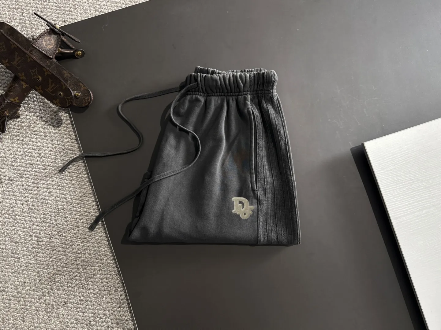 🅿️500 next day shipping DIOR/Dior high quality 2025 spring and summer new elastic band casual heavy industry washed suit, batik tripe sweat-absorbent and breathable, counter-customized fabric with high breathability and comfort, impeccable details, brand element design concept, reflecting high quality. It feels delicate and soft! It presents a casual cut and the upper body shape is great! Trading company channels are rare and available on the official website simultaneously! From a high-end men's positioning brand, high-end, low-key luxury taste, people can't refuse! Exquisite workmanship and impeccable quality! The overall style is simple, fashionable and timeless, fully meeting the requirements of stylish and tasteful dressing! Size: S-XXL
