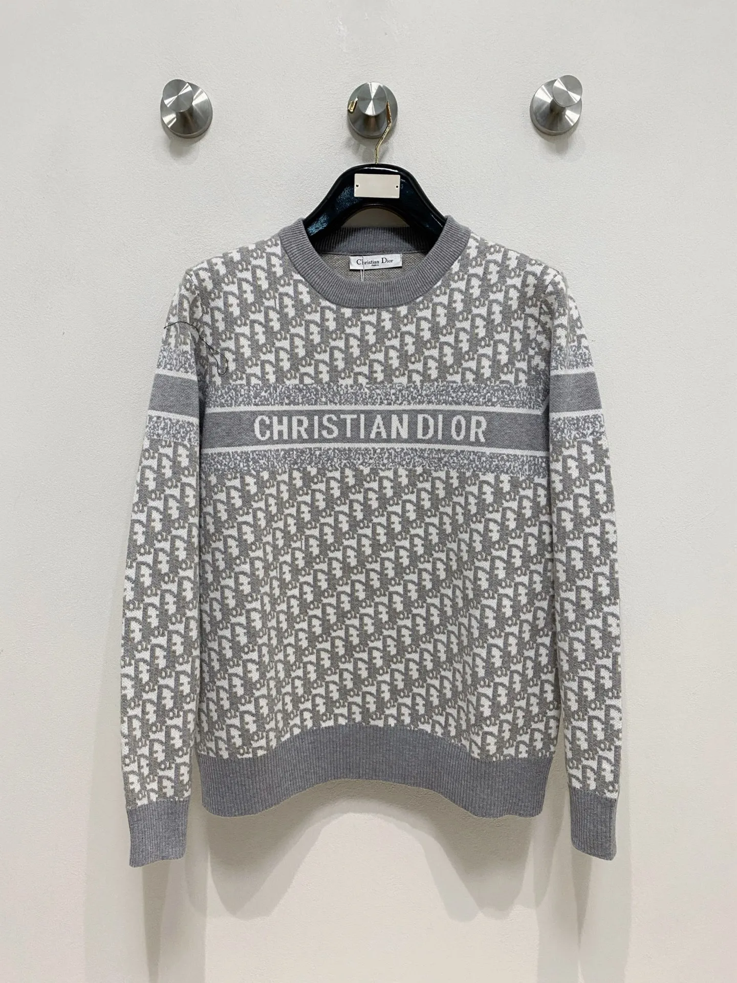 🅿️440 Dior crew neck sweater, made of wool blended yarn, has good warmth retention, fluffy and soft, doubles skin care, giving you a lightweight wearing experience. High-quality natural fibers ensure high-quality life. The whole piece adopts solid color single-sided craftsmanship, leaving loose space when fit, solid color plain weave, neat texture, solid color design, durable and high-end. The workmanship is meticulous, fashionable and versatile. The reverse shoulder design is simple and comfortable. At the same time, it uses counter stitching to highlight the quality in the details, making the temperament more low-key, restrained, calm and stylish, and better showing the clean and tidy side of successful men. The collar, cuffs, and hem are made of dense rib weaving, which is tight and elastic, not easy to deform, and highlights the details and texture. Whether worn alone or layered, it can not only give you a warm feeling, but also give you a sophisticated sense of fashion.      Size: M-XXXL