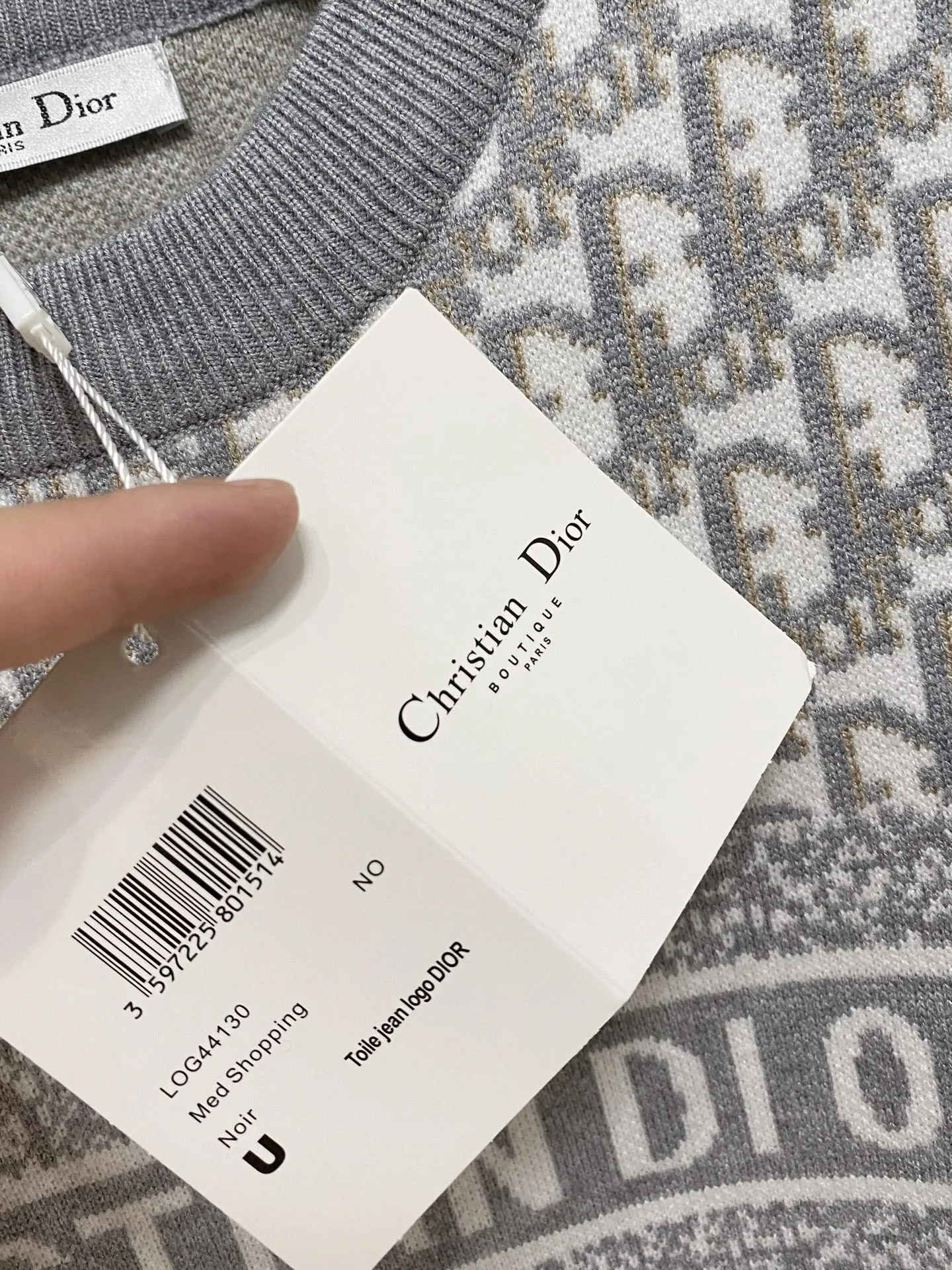 🅿️440 Dior crew neck sweater, made of wool blended yarn, has good warmth retention, fluffy and soft, doubles skin care, giving you a lightweight wearing experience. High-quality natural fibers ensure high-quality life. The whole piece adopts solid color single-sided craftsmanship, leaving loose space when fit, solid color plain weave, neat texture, solid color design, durable and high-end. The workmanship is meticulous, fashionable and versatile. The reverse shoulder design is simple and comfortable. At the same time, it uses counter stitching to highlight the quality in the details, making the temperament more low-key, restrained, calm and stylish, and better showing the clean and tidy side of successful men. The collar, cuffs, and hem are made of dense rib weaving, which is tight and elastic, not easy to deform, and highlights the details and texture. Whether worn alone or layered, it can not only give you a warm feeling, but also give you a sophisticated sense of fashion.      Size: M-XXXL