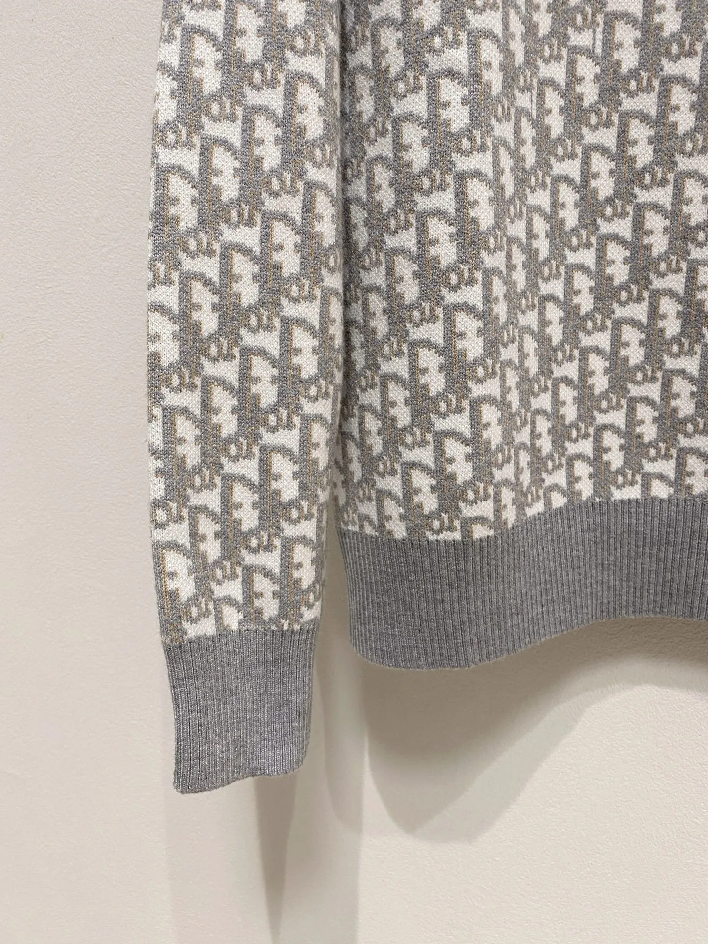🅿️440 Dior crew neck sweater, made of wool blended yarn, has good warmth retention, fluffy and soft, doubles skin care, giving you a lightweight wearing experience. High-quality natural fibers ensure high-quality life. The whole piece adopts solid color single-sided craftsmanship, leaving loose space when fit, solid color plain weave, neat texture, solid color design, durable and high-end. The workmanship is meticulous, fashionable and versatile. The reverse shoulder design is simple and comfortable. At the same time, it uses counter stitching to highlight the quality in the details, making the temperament more low-key, restrained, calm and stylish, and better showing the clean and tidy side of successful men. The collar, cuffs, and hem are made of dense rib weaving, which is tight and elastic, not easy to deform, and highlights the details and texture. Whether worn alone or layered, it can not only give you a warm feeling, but also give you a sophisticated sense of fashion.      Size: M-XXXL