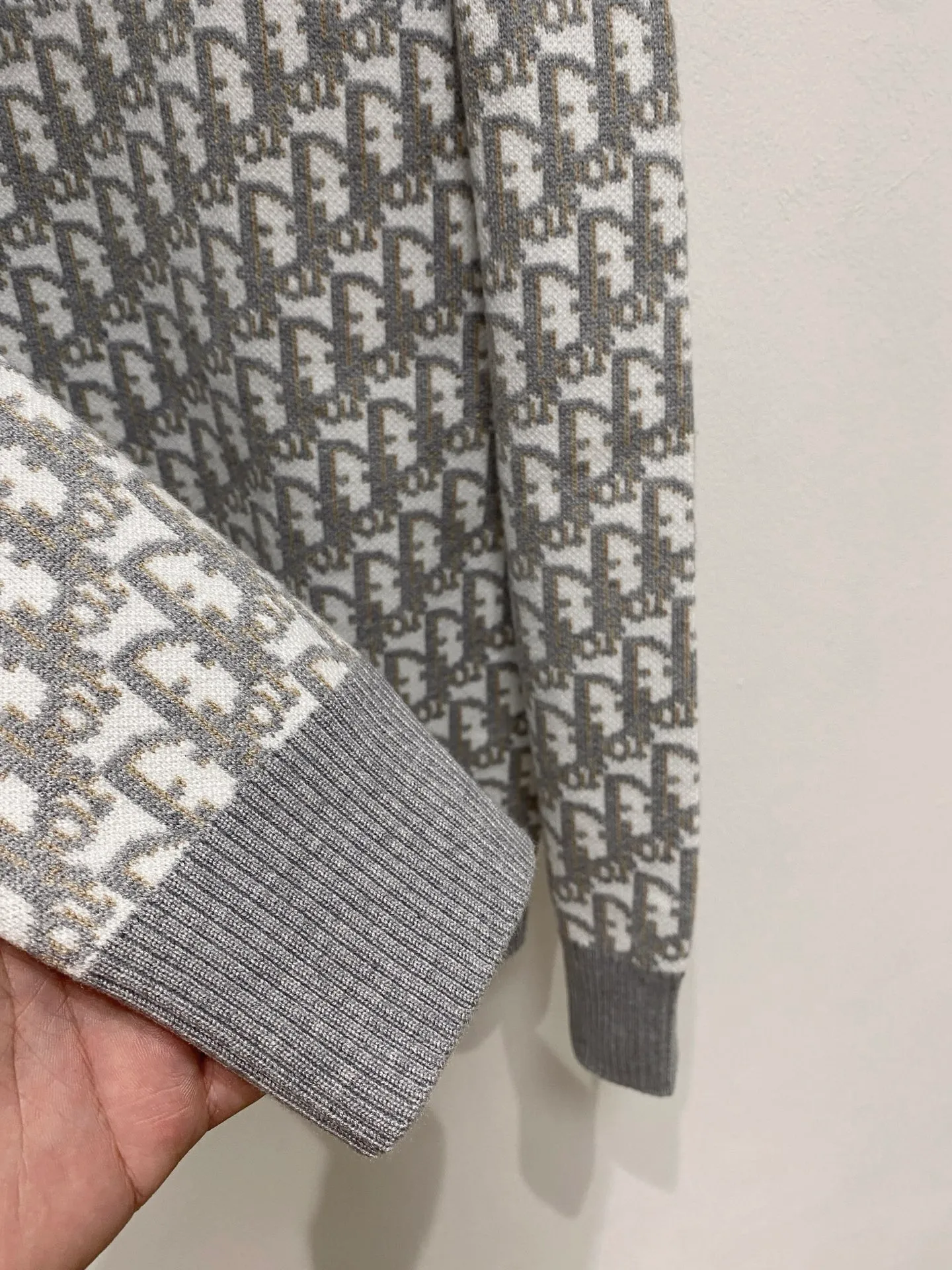 🅿️440 Dior crew neck sweater, made of wool blended yarn, has good warmth retention, fluffy and soft, doubles skin care, giving you a lightweight wearing experience. High-quality natural fibers ensure high-quality life. The whole piece adopts solid color single-sided craftsmanship, leaving loose space when fit, solid color plain weave, neat texture, solid color design, durable and high-end. The workmanship is meticulous, fashionable and versatile. The reverse shoulder design is simple and comfortable. At the same time, it uses counter stitching to highlight the quality in the details, making the temperament more low-key, restrained, calm and stylish, and better showing the clean and tidy side of successful men. The collar, cuffs, and hem are made of dense rib weaving, which is tight and elastic, not easy to deform, and highlights the details and texture. Whether worn alone or layered, it can not only give you a warm feeling, but also give you a sophisticated sense of fashion.      Size: M-XXXL