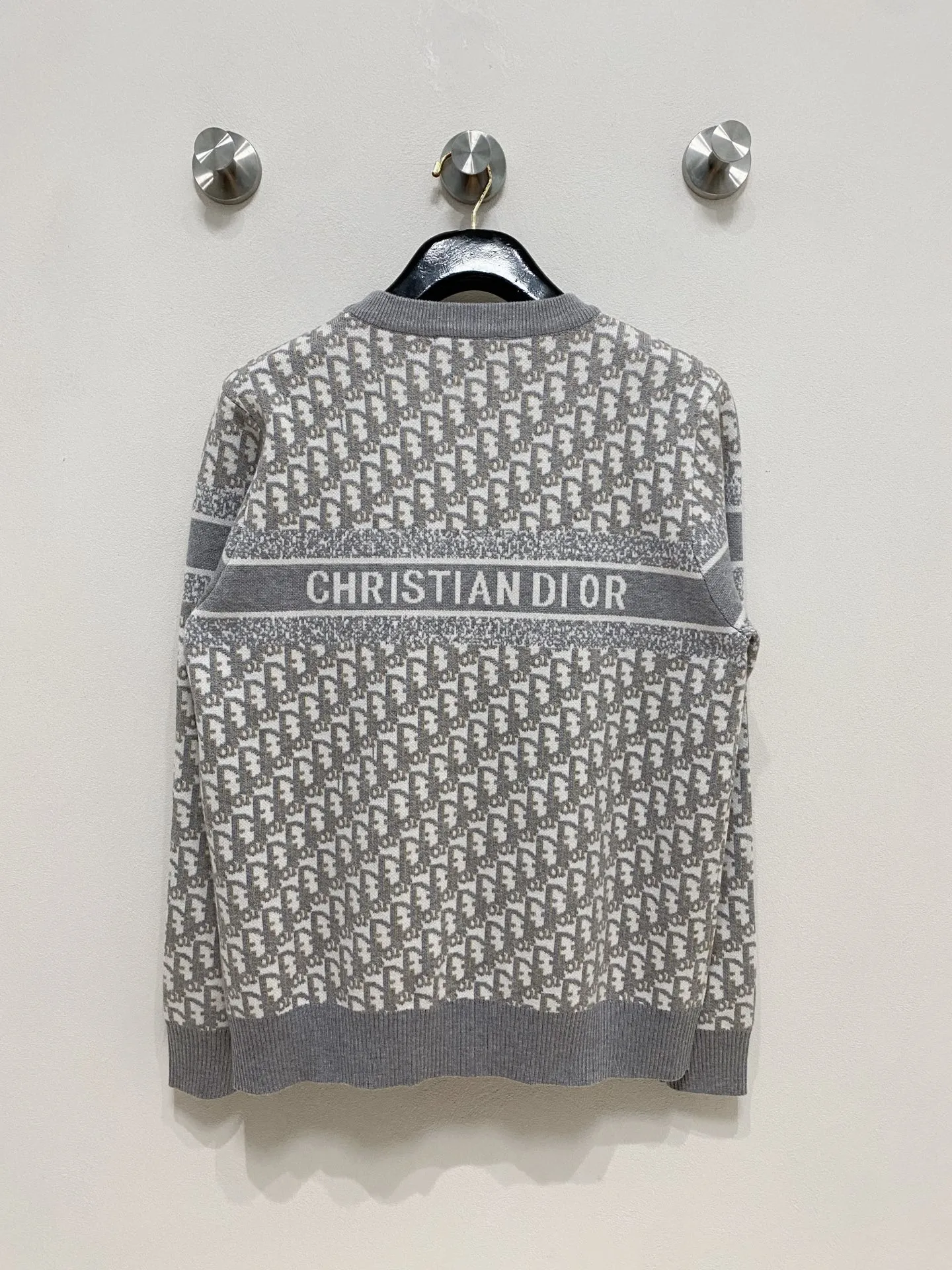 🅿️440 Dior crew neck sweater, made of wool blended yarn, has good warmth retention, fluffy and soft, doubles skin care, giving you a lightweight wearing experience. High-quality natural fibers ensure high-quality life. The whole piece adopts solid color single-sided craftsmanship, leaving loose space when fit, solid color plain weave, neat texture, solid color design, durable and high-end. The workmanship is meticulous, fashionable and versatile. The reverse shoulder design is simple and comfortable. At the same time, it uses counter stitching to highlight the quality in the details, making the temperament more low-key, restrained, calm and stylish, and better showing the clean and tidy side of successful men. The collar, cuffs, and hem are made of dense rib weaving, which is tight and elastic, not easy to deform, and highlights the details and texture. Whether worn alone or layered, it can not only give you a warm feeling, but also give you a sophisticated sense of fashion.      Size: M-XXXL