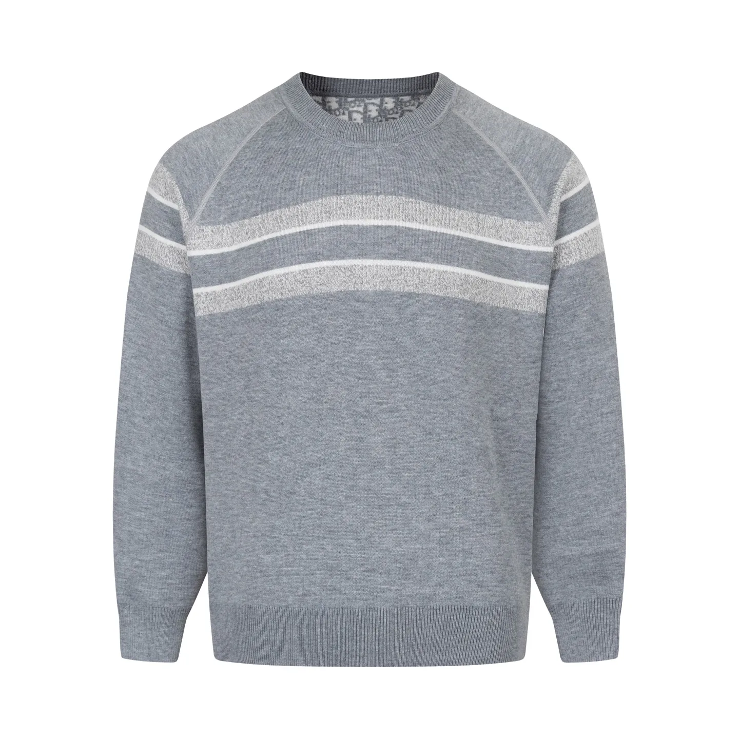 🅿️500 [Exclusive supply] CD 25FW presbyopic reversible cashmere crew neck sweater (grey). The fabric is made of top-quality cashmere yarn. The new autumn and winter Oblique jacquard knitted cashmere sweater adopts a reversible design and is made of selected high-quality cashmere materials. After fine weaving process, it presents a soft and comfortable touch and excellent thermal insulation performance. The iconic Oblique jacquard pattern is perfectly presented through precision knitting technology. It can be worn on both sides, showing different style charms. The round neck design is simple and elegant, suitable for various matching occasions. Exquisite knitting technology ensures that the clothes are not easily deformed and remain crisp and long-lasting. The double-sided design concept reflects DIOR's perfect balance of practicality and fashion. Each sweater undergoes strict quality inspection to ensure that the quality meets the brand's consistently high standards. This knitted item combines warmth and style, making it an exquisite addition to your autumn and winter wardrobe. Size:S/M/L