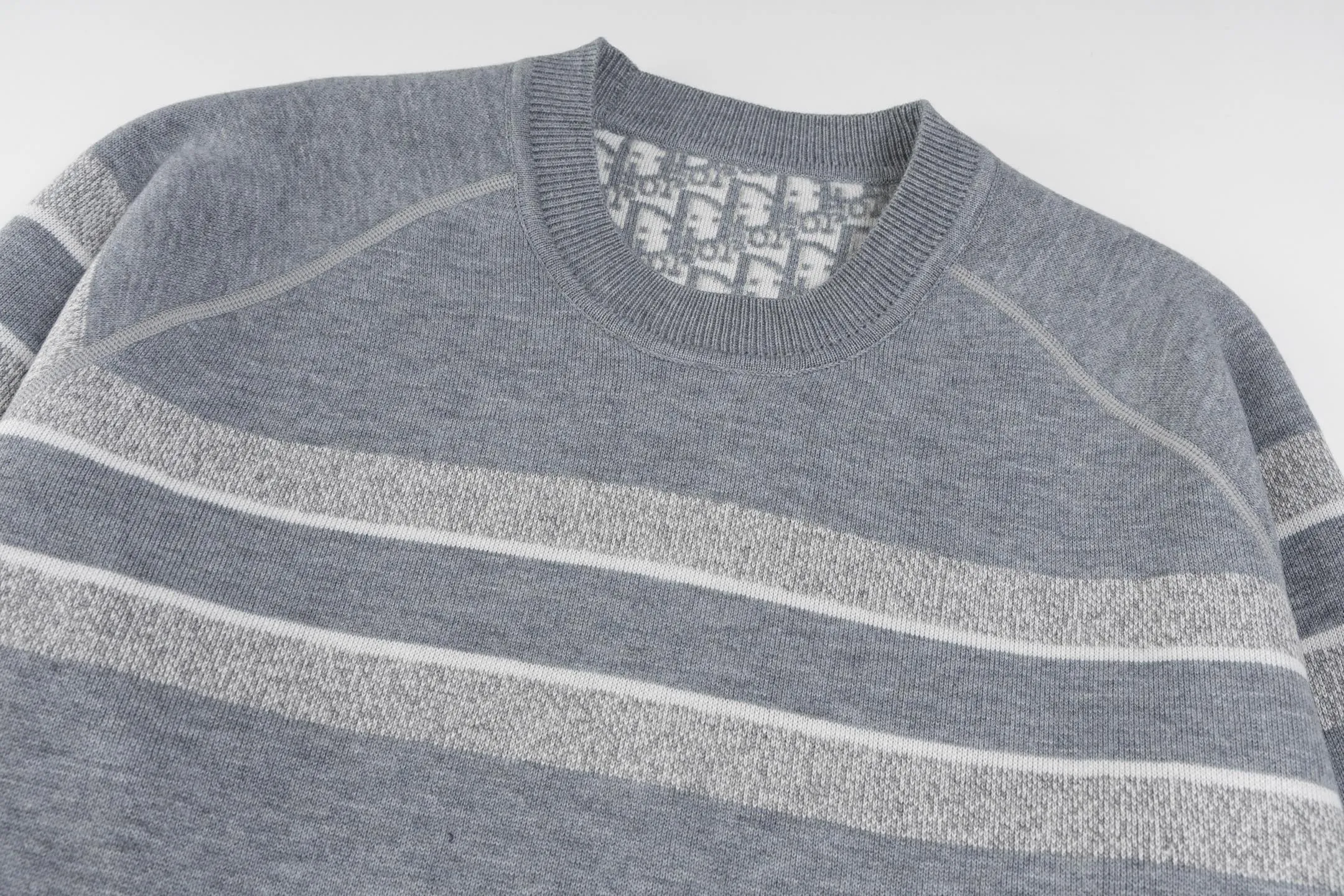 🅿️500 [Exclusive supply] CD 25FW presbyopic reversible cashmere crew neck sweater (grey). The fabric is made of top-quality cashmere yarn. The new autumn and winter Oblique jacquard knitted cashmere sweater adopts a reversible design and is made of selected high-quality cashmere materials. After fine weaving process, it presents a soft and comfortable touch and excellent thermal insulation performance. The iconic Oblique jacquard pattern is perfectly presented through precision knitting technology. It can be worn on both sides, showing different style charms. The round neck design is simple and elegant, suitable for various matching occasions. Exquisite knitting technology ensures that the clothes are not easily deformed and remain crisp and long-lasting. The double-sided design concept reflects DIOR's perfect balance of practicality and fashion. Each sweater undergoes strict quality inspection to ensure that the quality meets the brand's consistently high standards. This knitted item combines warmth and style, making it an exquisite addition to your autumn and winter wardrobe. Size:S/M/L