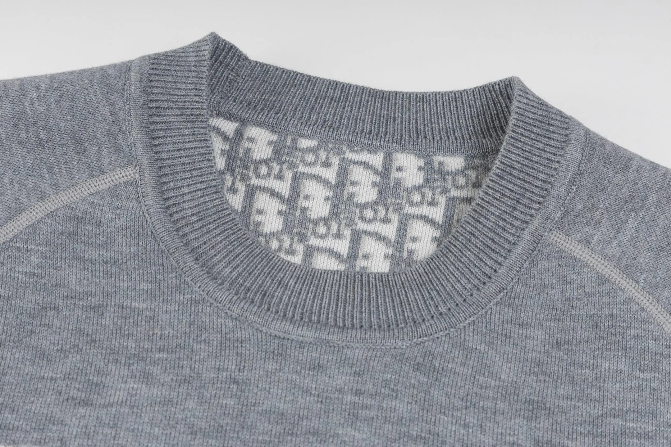 🅿️500 [Exclusive supply] CD 25FW presbyopic reversible cashmere crew neck sweater (grey). The fabric is made of top-quality cashmere yarn. The new autumn and winter Oblique jacquard knitted cashmere sweater adopts a reversible design and is made of selected high-quality cashmere materials. After fine weaving process, it presents a soft and comfortable touch and excellent thermal insulation performance. The iconic Oblique jacquard pattern is perfectly presented through precision knitting technology. It can be worn on both sides, showing different style charms. The round neck design is simple and elegant, suitable for various matching occasions. Exquisite knitting technology ensures that the clothes are not easily deformed and remain crisp and long-lasting. The double-sided design concept reflects DIOR's perfect balance of practicality and fashion. Each sweater undergoes strict quality inspection to ensure that the quality meets the brand's consistently high standards. This knitted item combines warmth and style, making it an exquisite addition to your autumn and winter wardrobe. Size:S/M/L