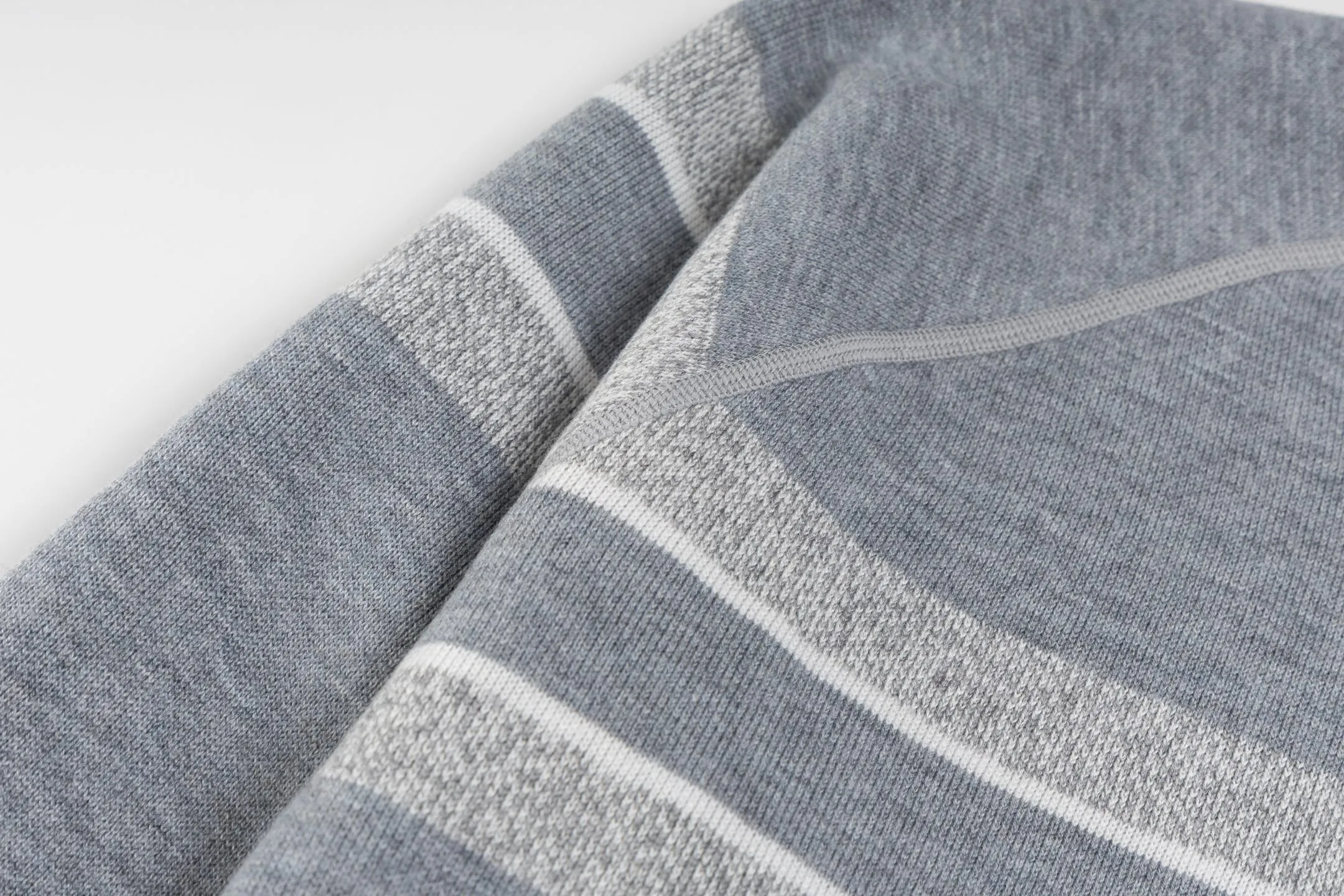 🅿️500 [Exclusive supply] CD 25FW presbyopic reversible cashmere crew neck sweater (grey). The fabric is made of top-quality cashmere yarn. The new autumn and winter Oblique jacquard knitted cashmere sweater adopts a reversible design and is made of selected high-quality cashmere materials. After fine weaving process, it presents a soft and comfortable touch and excellent thermal insulation performance. The iconic Oblique jacquard pattern is perfectly presented through precision knitting technology. It can be worn on both sides, showing different style charms. The round neck design is simple and elegant, suitable for various matching occasions. Exquisite knitting technology ensures that the clothes are not easily deformed and remain crisp and long-lasting. The double-sided design concept reflects DIOR's perfect balance of practicality and fashion. Each sweater undergoes strict quality inspection to ensure that the quality meets the brand's consistently high standards. This knitted item combines warmth and style, making it an exquisite addition to your autumn and winter wardrobe. Size:S/M/L