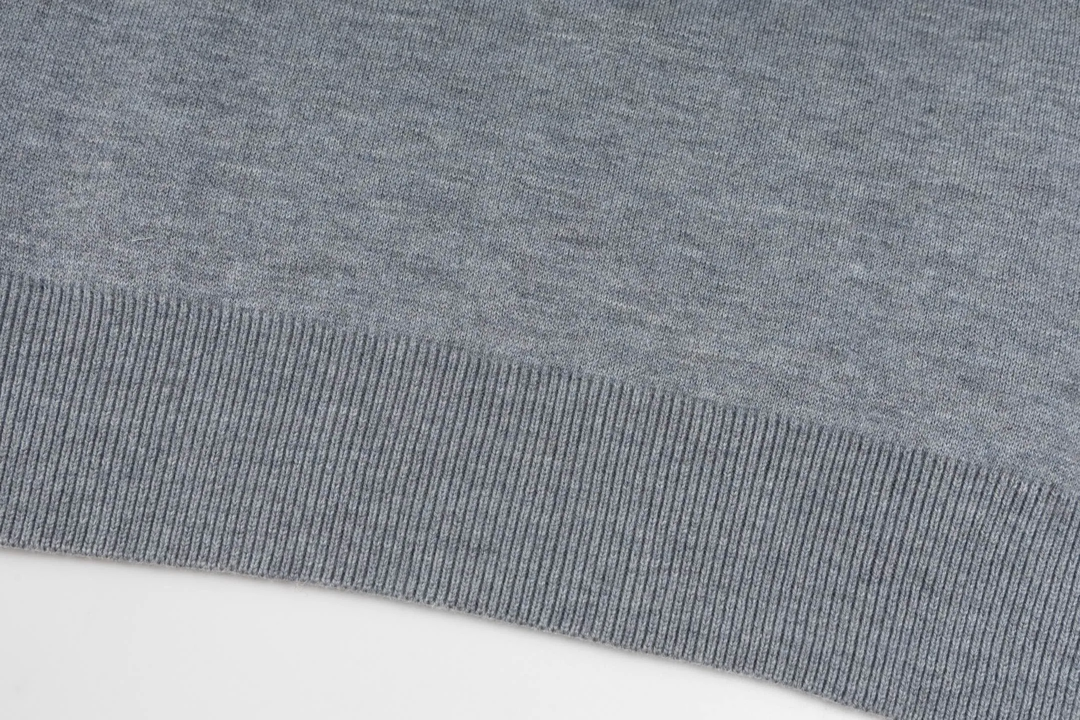 🅿️500 [Exclusive supply] CD 25FW presbyopic reversible cashmere crew neck sweater (grey). The fabric is made of top-quality cashmere yarn. The new autumn and winter Oblique jacquard knitted cashmere sweater adopts a reversible design and is made of selected high-quality cashmere materials. After fine weaving process, it presents a soft and comfortable touch and excellent thermal insulation performance. The iconic Oblique jacquard pattern is perfectly presented through precision knitting technology. It can be worn on both sides, showing different style charms. The round neck design is simple and elegant, suitable for various matching occasions. Exquisite knitting technology ensures that the clothes are not easily deformed and remain crisp and long-lasting. The double-sided design concept reflects DIOR's perfect balance of practicality and fashion. Each sweater undergoes strict quality inspection to ensure that the quality meets the brand's consistently high standards. This knitted item combines warmth and style, making it an exquisite addition to your autumn and winter wardrobe. Size:S/M/L