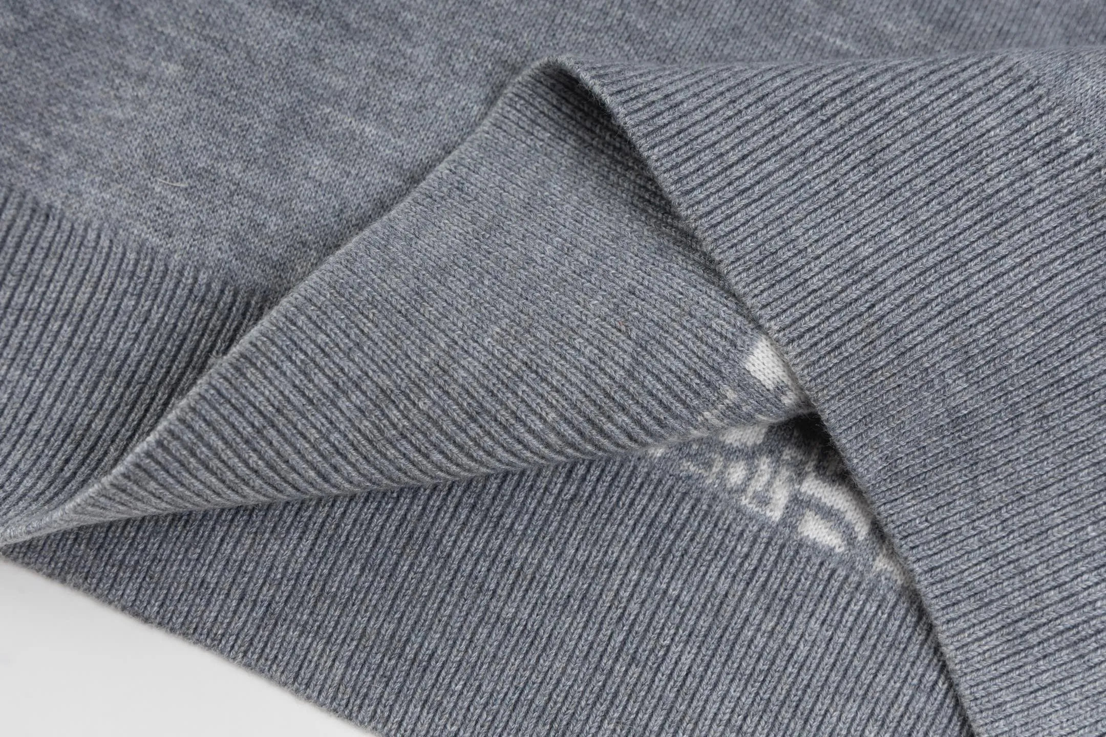 🅿️500 [Exclusive supply] CD 25FW presbyopic reversible cashmere crew neck sweater (grey). The fabric is made of top-quality cashmere yarn. The new autumn and winter Oblique jacquard knitted cashmere sweater adopts a reversible design and is made of selected high-quality cashmere materials. After fine weaving process, it presents a soft and comfortable touch and excellent thermal insulation performance. The iconic Oblique jacquard pattern is perfectly presented through precision knitting technology. It can be worn on both sides, showing different style charms. The round neck design is simple and elegant, suitable for various matching occasions. Exquisite knitting technology ensures that the clothes are not easily deformed and remain crisp and long-lasting. The double-sided design concept reflects DIOR's perfect balance of practicality and fashion. Each sweater undergoes strict quality inspection to ensure that the quality meets the brand's consistently high standards. This knitted item combines warmth and style, making it an exquisite addition to your autumn and winter wardrobe. Size:S/M/L