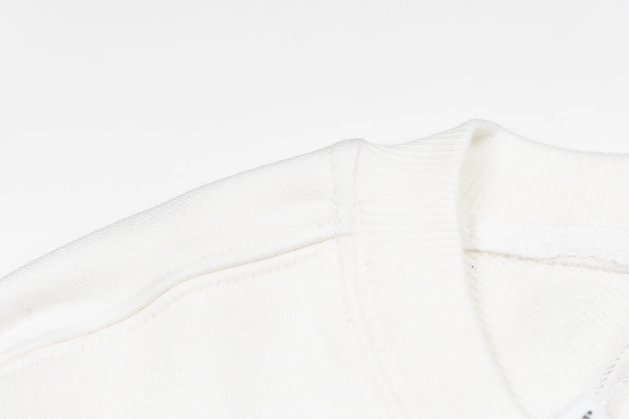 🅿️340 CD logo embroidered crew neck sweatshirt (white) The fabric is made of high-quality white cotton fleece fabric, which is soft and comfortable to the touch, bringing a warm wearing experience. The fabric is made of 100% cotton, which has good breathability and skin-friendliness. The sweatshirt adopts a regular fit design and is discreetly decorated with the same-tone CD Icon embroidery logo on the chest, showing exquisite craftsmanship in every detail. The collar, cuffs and hem are all designed with ribbed edges, which not only enhances the crispness of the overall silhouette, but also keeps the clothing durable and without deformation. Exquisite sewing technology ensures that every seam is smooth and firm, reflecting the brand's strict requirements for quality. This sweatshirt not only retains the comfort of sports and leisure, but also shows the texture of high fashion through exquisite detail processing, making it suitable for daily wear in various occasions. Size:S-M-L-XL