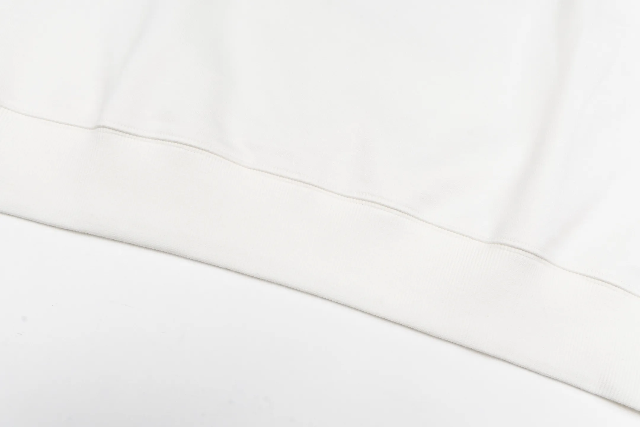 🅿️340 CD logo embroidered crew neck sweatshirt (white) The fabric is made of high-quality white cotton fleece fabric, which is soft and comfortable to the touch, bringing a warm wearing experience. The fabric is made of 100% cotton, which has good breathability and skin-friendliness. The sweatshirt adopts a regular fit design and is discreetly decorated with the same-tone CD Icon embroidery logo on the chest, showing exquisite craftsmanship in every detail. The collar, cuffs and hem are all designed with ribbed edges, which not only enhances the crispness of the overall silhouette, but also keeps the clothing durable and without deformation. Exquisite sewing technology ensures that every seam is smooth and firm, reflecting the brand's strict requirements for quality. This sweatshirt not only retains the comfort of sports and leisure, but also shows the texture of high fashion through exquisite detail processing, making it suitable for daily wear in various occasions. Size:S-M-L-XL