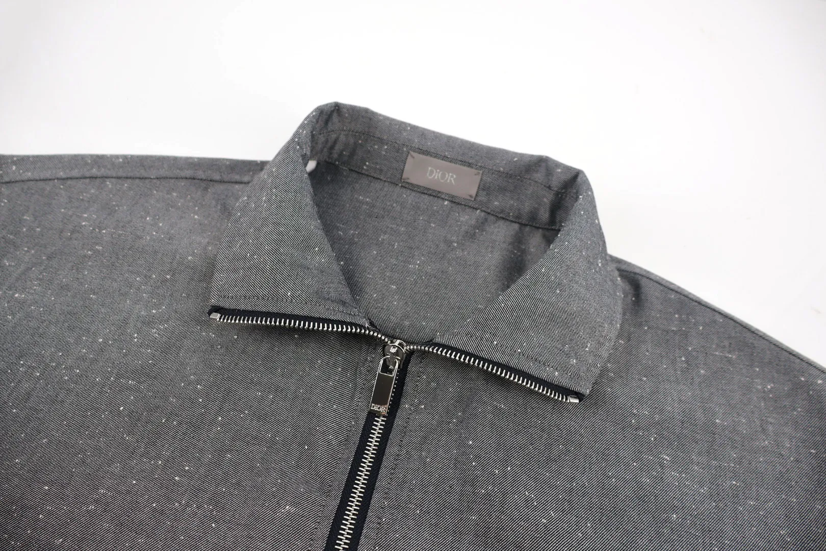 🅿️780 CD solid color wool jacket. The original version was purchased for 19,000 and developed. The fabric is made of twill wool blended mulberry silk fabric. The white dot fabric is not available in the market and is specially customized. The cycle is 30 days. The ready-made fabrics are enzyme washed and have manual car markings. Customized 1:1 zipper, customized 1:1 trademark, loose fit. Size:46-48-50-52