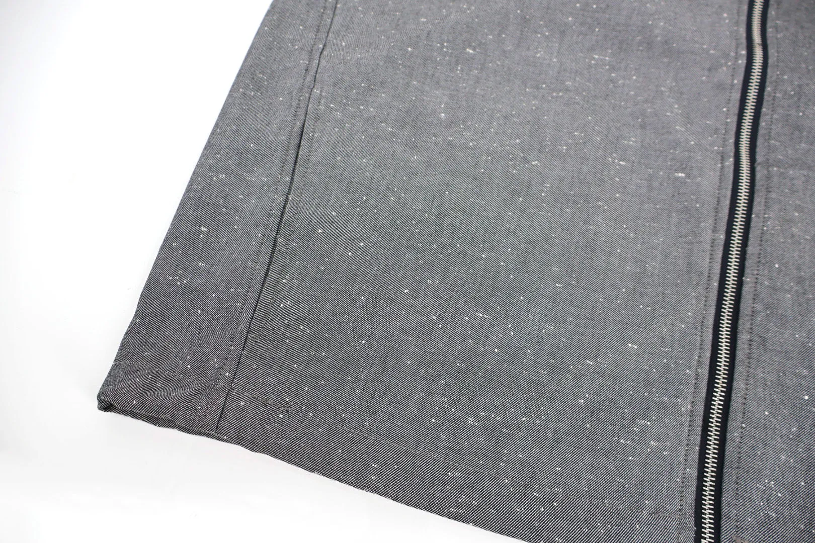 🅿️780 CD solid color wool jacket. The original version was purchased for 19,000 and developed. The fabric is made of twill wool blended mulberry silk fabric. The white dot fabric is not available in the market and is specially customized. The cycle is 30 days. The ready-made fabrics are enzyme washed and have manual car markings. Customized 1:1 zipper, customized 1:1 trademark, loose fit. Size:46-48-50-52