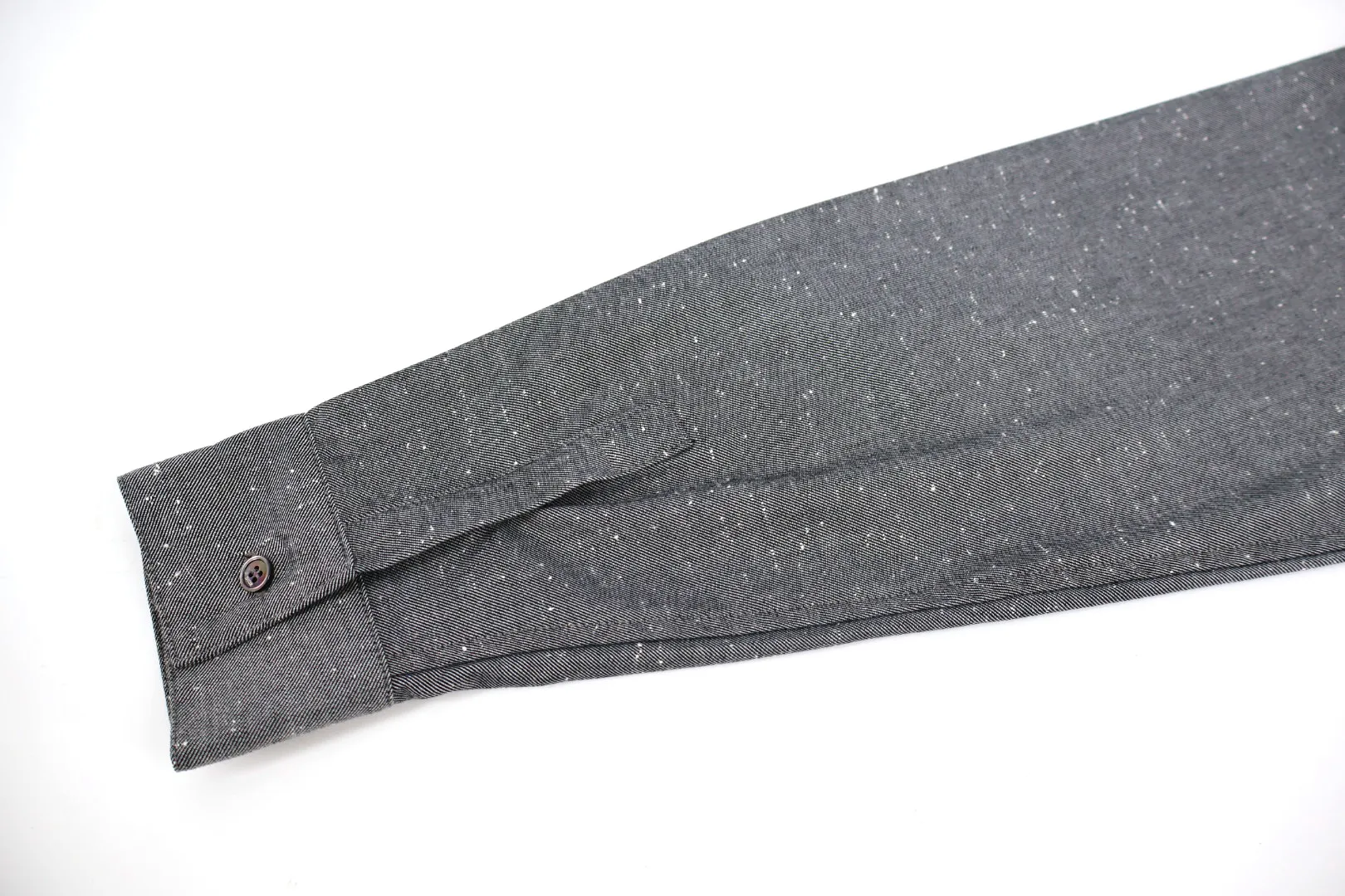 🅿️780 CD solid color wool jacket. The original version was purchased for 19,000 and developed. The fabric is made of twill wool blended mulberry silk fabric. The white dot fabric is not available in the market and is specially customized. The cycle is 30 days. The ready-made fabrics are enzyme washed and have manual car markings. Customized 1:1 zipper, customized 1:1 trademark, loose fit. Size:46-48-50-52