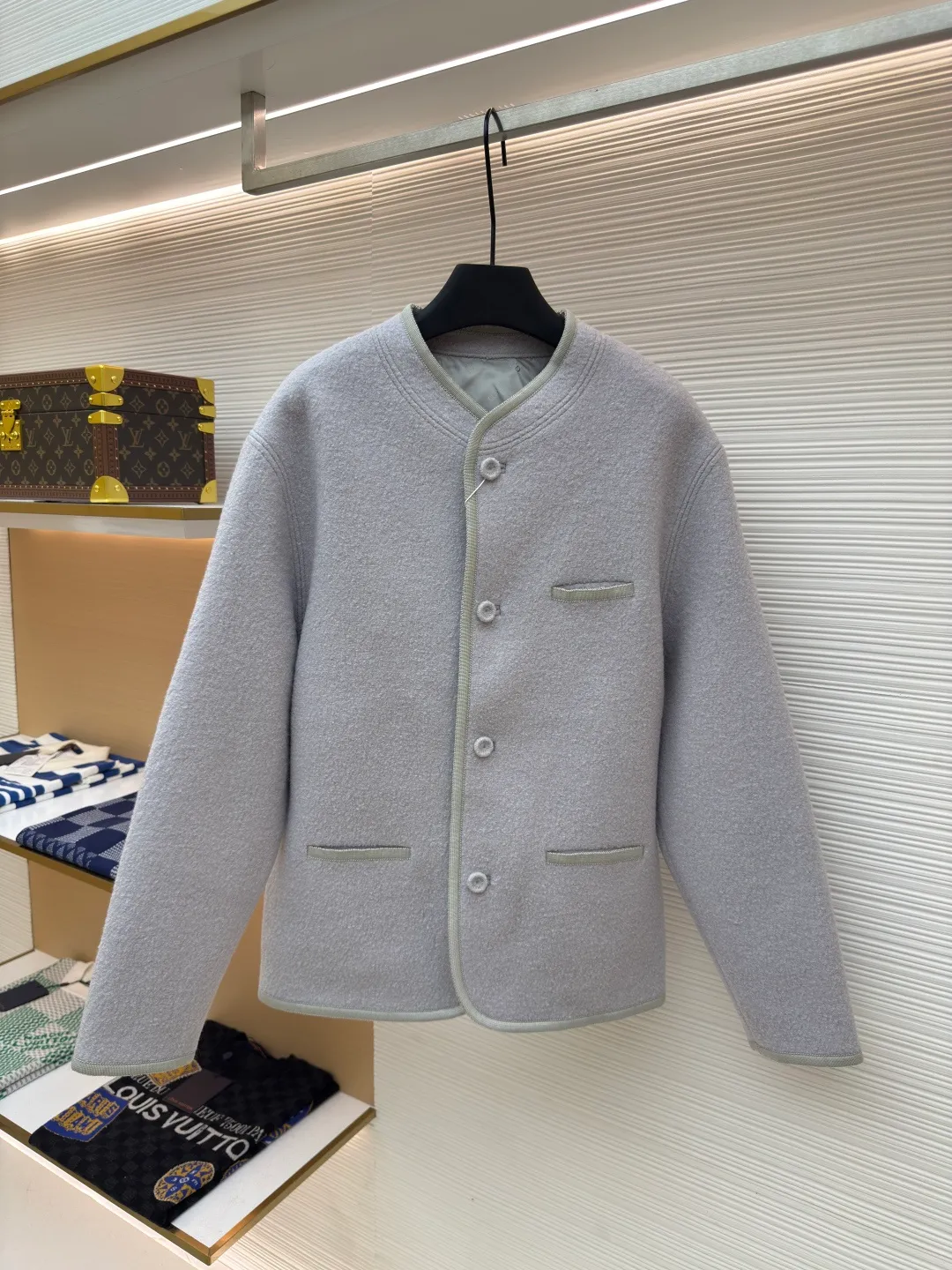 Dior Austrian style wool jacket ●Authentic product: Purchased and developed by 25763 ●Item number: 1680420-D50 ●Fabric: wool fabric ●Technology: Made on positioning cutting machine ●Version: Loose fit ●Weight: about 835 grams ●Size: S-M-L ●Description: The fabric is made of 100% exclusive wool fabric to ensure its rich texture and excellent performance. Made with imported computer cutting technology, the workmanship quality is immediately reflected. The outer buttons are made of hand-sewn natural horn buttons, and the inner lining is luxuriously made of custom-made cupro silk fabric, which is very comfortable. Customized CD embroidery, the entire dress, including fabrics, linings, and accessories, are all custom-made. It took six months to ship after I bought it in February. The overall wiring is straight and delicate, the fabric is comfortable and soft, and the color is consistent without color difference. It can be matched with the same style to create a fashionable look and control various occasions. Customized accessories, complete with three standards, same style for men and women!