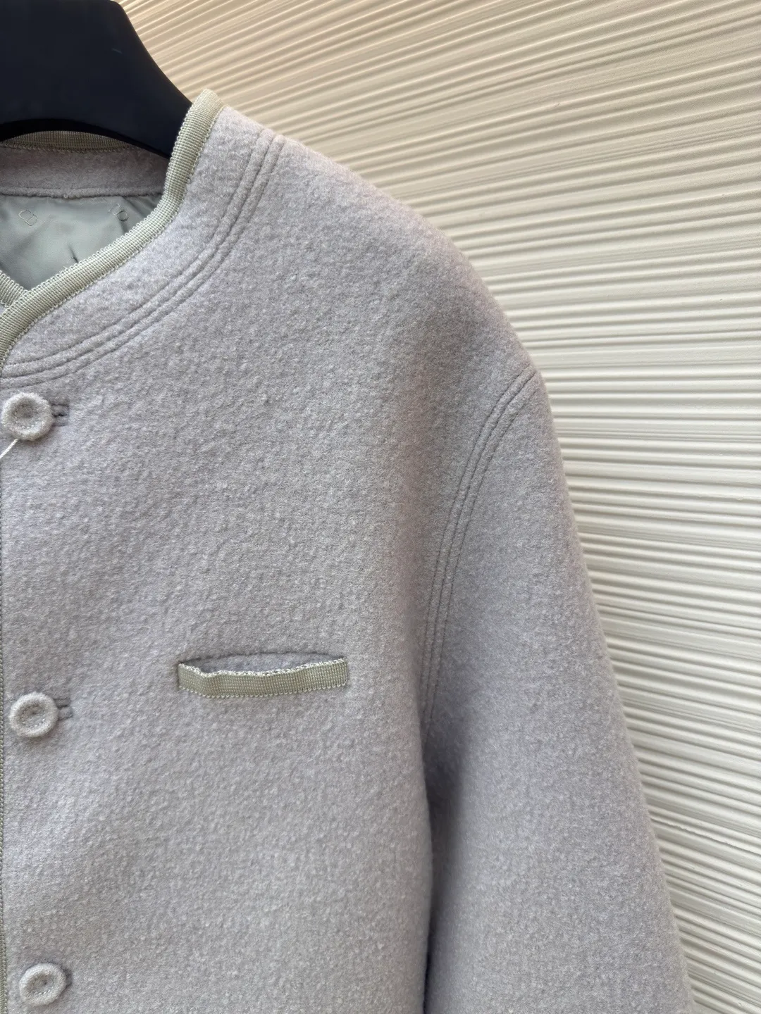Dior Austrian style wool jacket ●Authentic product: Purchased and developed by 25763 ●Item number: 1680420-D50 ●Fabric: wool fabric ●Technology: Made on positioning cutting machine ●Version: Loose fit ●Weight: about 835 grams ●Size: S-M-L ●Description: The fabric is made of 100% exclusive wool fabric to ensure its rich texture and excellent performance. Made with imported computer cutting technology, the workmanship quality is immediately reflected. The outer buttons are made of hand-sewn natural horn buttons, and the inner lining is luxuriously made of custom-made cupro silk fabric, which is very comfortable. Customized CD embroidery, the entire dress, including fabrics, linings, and accessories, are all custom-made. It took six months to ship after I bought it in February. The overall wiring is straight and delicate, the fabric is comfortable and soft, and the color is consistent without color difference. It can be matched with the same style to create a fashionable look and control various occasions. Customized accessories, complete with three standards, same style for men and women!