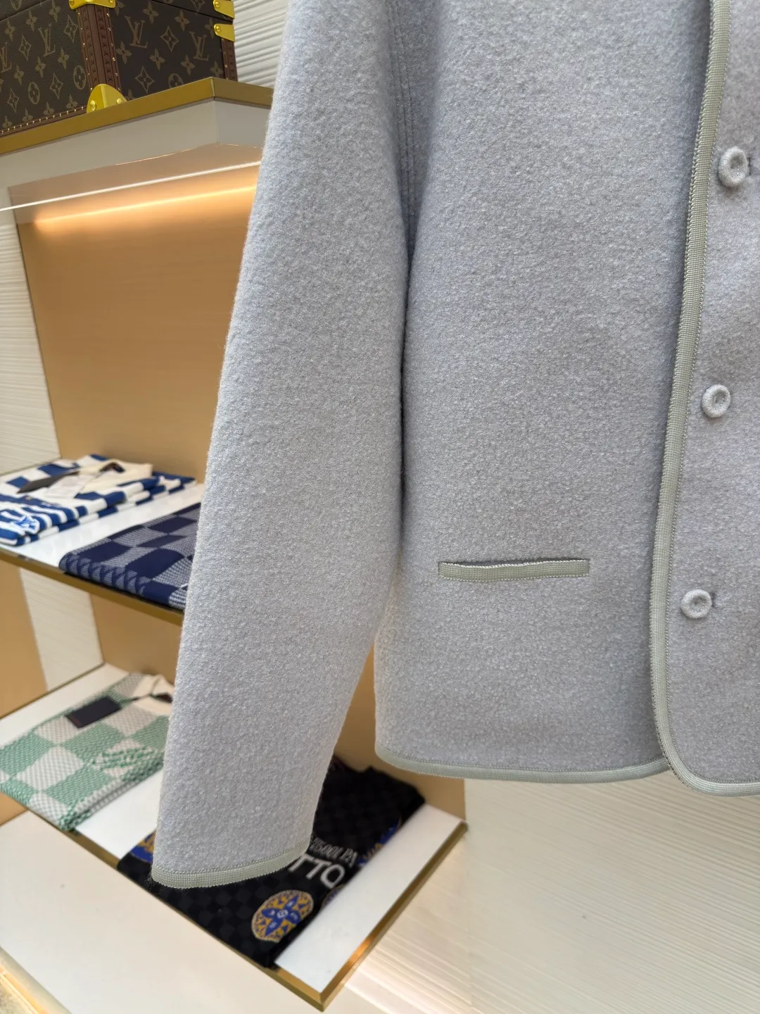 Dior Austrian style wool jacket ●Authentic product: Purchased and developed by 25763 ●Item number: 1680420-D50 ●Fabric: wool fabric ●Technology: Made on positioning cutting machine ●Version: Loose fit ●Weight: about 835 grams ●Size: S-M-L ●Description: The fabric is made of 100% exclusive wool fabric to ensure its rich texture and excellent performance. Made with imported computer cutting technology, the workmanship quality is immediately reflected. The outer buttons are made of hand-sewn natural horn buttons, and the inner lining is luxuriously made of custom-made cupro silk fabric, which is very comfortable. Customized CD embroidery, the entire dress, including fabrics, linings, and accessories, are all custom-made. It took six months to ship after I bought it in February. The overall wiring is straight and delicate, the fabric is comfortable and soft, and the color is consistent without color difference. It can be matched with the same style to create a fashionable look and control various occasions. Customized accessories, complete with three standards, same style for men and women!