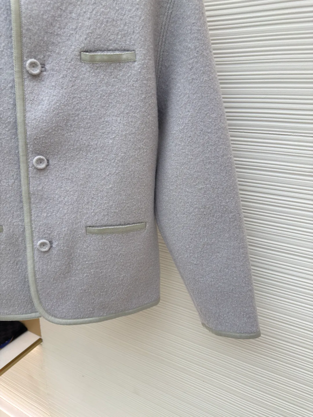 Dior Austrian style wool jacket ●Authentic product: Purchased and developed by 25763 ●Item number: 1680420-D50 ●Fabric: wool fabric ●Technology: Made on positioning cutting machine ●Version: Loose fit ●Weight: about 835 grams ●Size: S-M-L ●Description: The fabric is made of 100% exclusive wool fabric to ensure its rich texture and excellent performance. Made with imported computer cutting technology, the workmanship quality is immediately reflected. The outer buttons are made of hand-sewn natural horn buttons, and the inner lining is luxuriously made of custom-made cupro silk fabric, which is very comfortable. Customized CD embroidery, the entire dress, including fabrics, linings, and accessories, are all custom-made. It took six months to ship after I bought it in February. The overall wiring is straight and delicate, the fabric is comfortable and soft, and the color is consistent without color difference. It can be matched with the same style to create a fashionable look and control various occasions. Customized accessories, complete with three standards, same style for men and women!