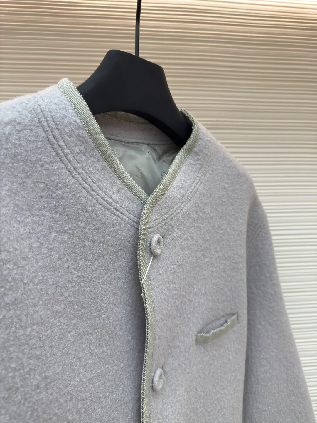 Dior Austrian style wool jacket ●Authentic product: Purchased and developed by 25763 ●Item number: 1680420-D50 ●Fabric: wool fabric ●Technology: Made on positioning cutting machine ●Version: Loose fit ●Weight: about 835 grams ●Size: S-M-L ●Description: The fabric is made of 100% exclusive wool fabric to ensure its rich texture and excellent performance. Made with imported computer cutting technology, the workmanship quality is immediately reflected. The outer buttons are made of hand-sewn natural horn buttons, and the inner lining is luxuriously made of custom-made cupro silk fabric, which is very comfortable. Customized CD embroidery, the entire dress, including fabrics, linings, and accessories, are all custom-made. It took six months to ship after I bought it in February. The overall wiring is straight and delicate, the fabric is comfortable and soft, and the color is consistent without color difference. It can be matched with the same style to create a fashionable look and control various occasions. Customized accessories, complete with three standards, same style for men and women!