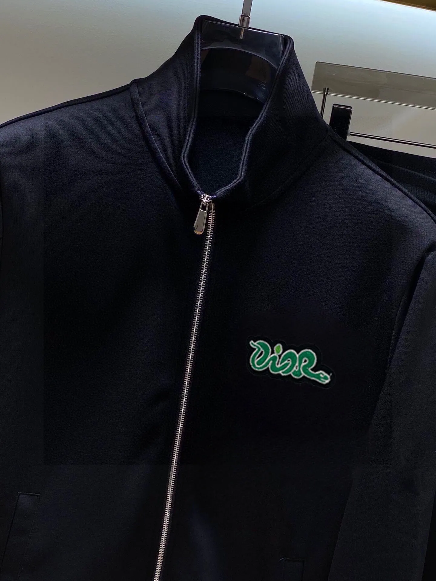 🅿️460 brand [DIOR Dior] (velvet and thickened) 2025 spring new product, celebrities’ favorite fashion-flavored casual suit, clean and neat tailoring, full of urban style. Made of high-quality custom-made fabrics, the interior has excellent thermal insulation effect, feels soft and dry, and the upper body effect is crisp and stylish. The three-dimensional cutting process and the pattern are all of high standards, and the silhouette version has the right benefits! It is not tight at all, and you feel good when you put it on. So many top-quality raw materials create high-end products with unparalleled value. It is the first choice for high-end fashion people. (Size: M-4XL can wear up to 200 pounds)