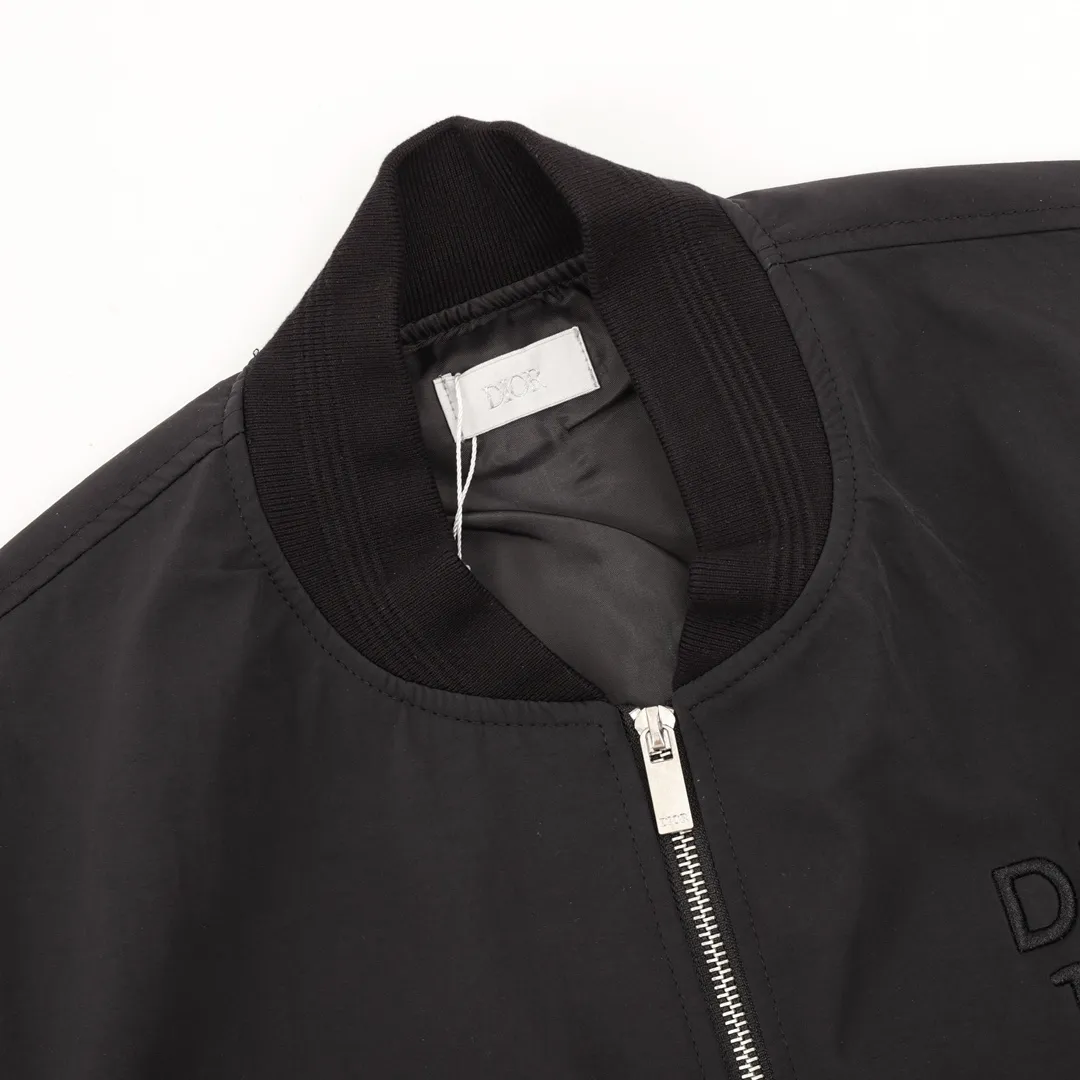 🅿️550 DIOR/Dior embroidered logo baseball jacket. The fashionable and western-style color scheme embodies a fashionable and casual temperament, rejuvenating youthful vitality! Made from customer-supplied fabrics, a real high-end product! It is not an ordinary deflationary quality. Different from "soft and soft" fabrics, the texture is delicate and soft, gentle and non-prickly. The density of imported custom fabrics is also very tight, neat and does not change shape, always maintaining the brand's classic and rigorous image! Customer-supplied metal snap design, cuffs The finely embroidered logo is more rigorous and meticulous, and the contrasting color logo creates a full-college charm, adding a lot of highlights to the fashion personality. It is both fashionable and casual, and is suitable for various daily wear. The upper body is full of style, and it is a must-have item for quality control! size：XS-L