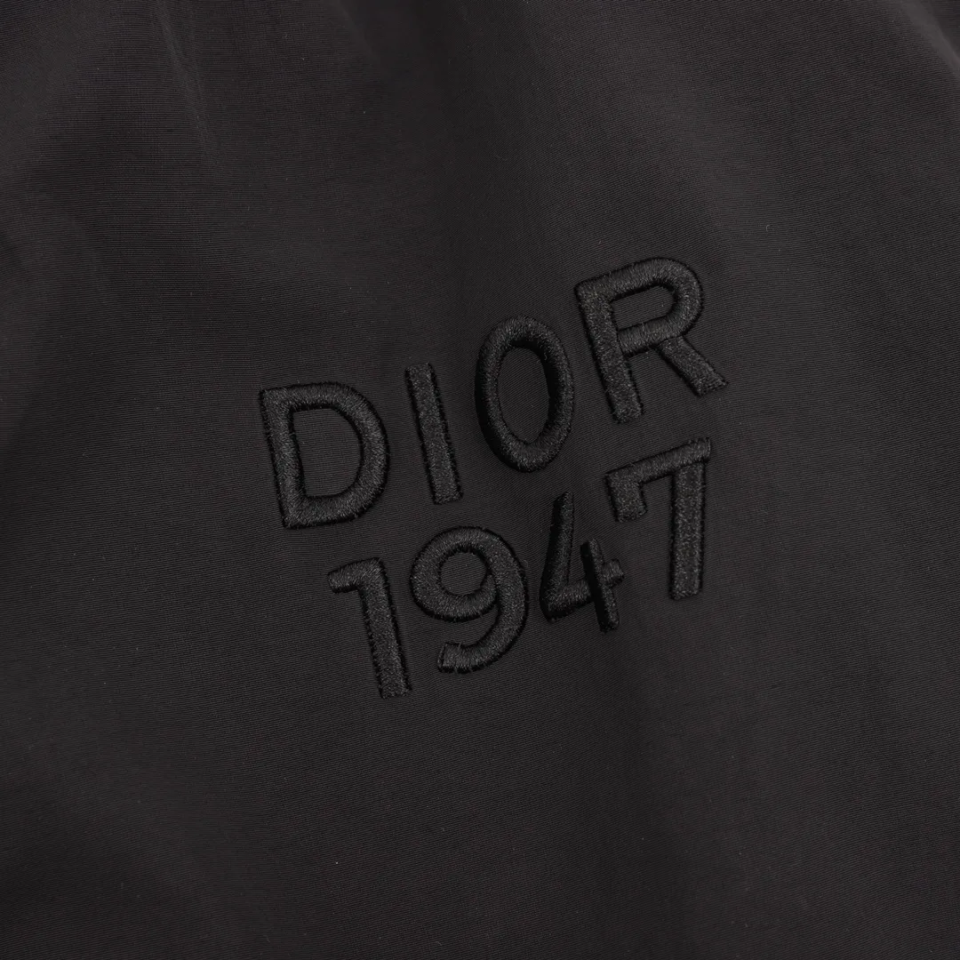 🅿️550 DIOR/Dior embroidered logo baseball jacket. The fashionable and western-style color scheme embodies a fashionable and casual temperament, rejuvenating youthful vitality! Made from customer-supplied fabrics, a real high-end product! It is not an ordinary deflationary quality. Different from "soft and soft" fabrics, the texture is delicate and soft, gentle and non-prickly. The density of imported custom fabrics is also very tight, neat and does not change shape, always maintaining the brand's classic and rigorous image! Customer-supplied metal snap design, cuffs The finely embroidered logo is more rigorous and meticulous, and the contrasting color logo creates a full-college charm, adding a lot of highlights to the fashion personality. It is both fashionable and casual, and is suitable for various daily wear. The upper body is full of style, and it is a must-have item for quality control! size：XS-L