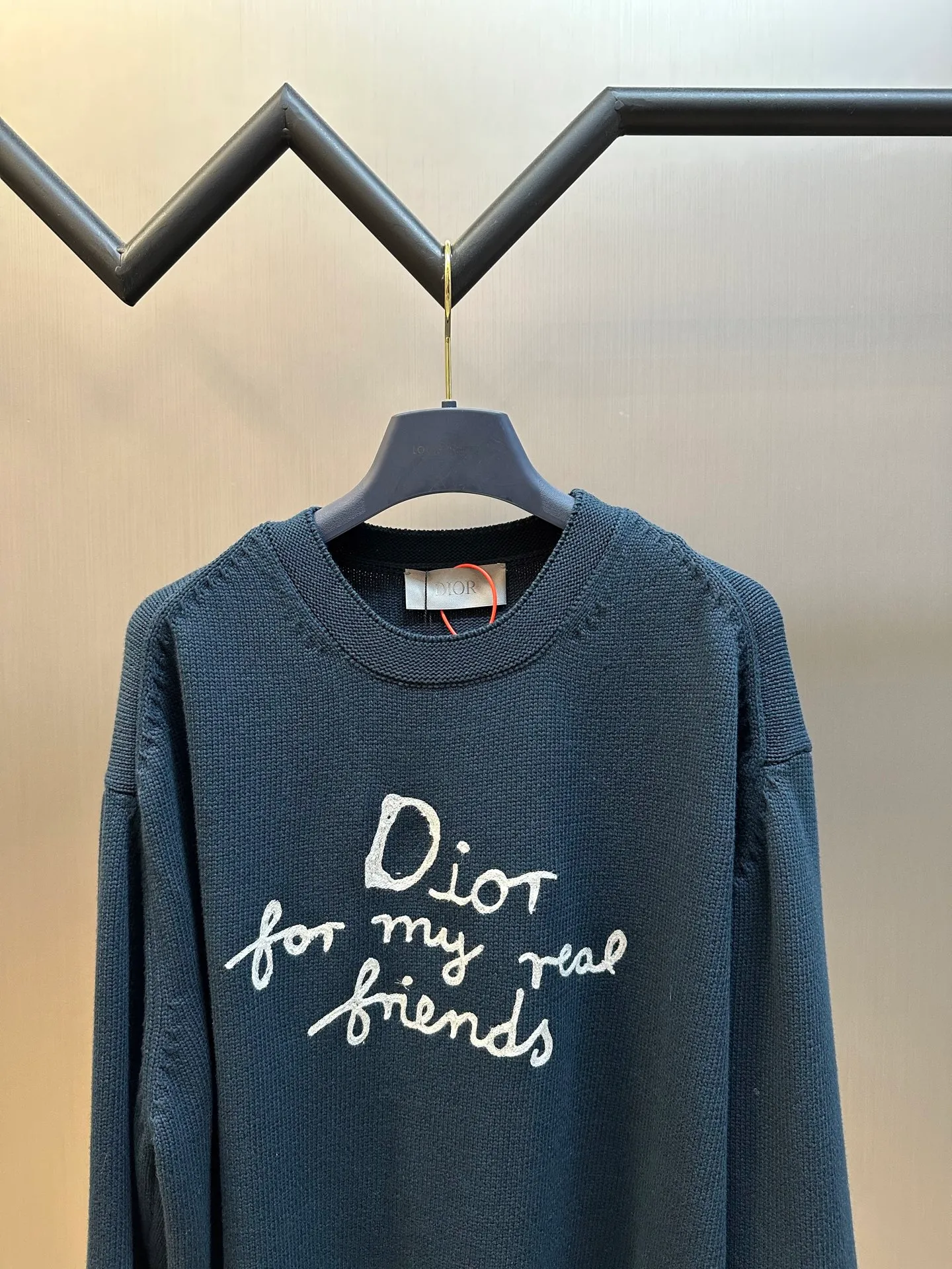 🅿️480 Dior embroidered knitted long-sleeved sweater. Made of custom-made premium cotton, nylon and wool blended knitted fabrics. The neat "Dior For My Real Friends" statement on the chest is presented with terry embroidery, forming a subtle layer of texture, making the words a flowing brand emblem.  It adopts towel embroidery technology, a traditional hand-made embroidery technology, which uses needle method to embroider. It is completed by changing the hooking action of a special machine head, and the coils are interlocked one by one, thus bringing a towel-like texture and effect.  Curved thread structure, by changing the stitching method and the arrangement of yarns during the knitting process, makes the yarns present a curved distribution in the fabric.  size：s m l xl